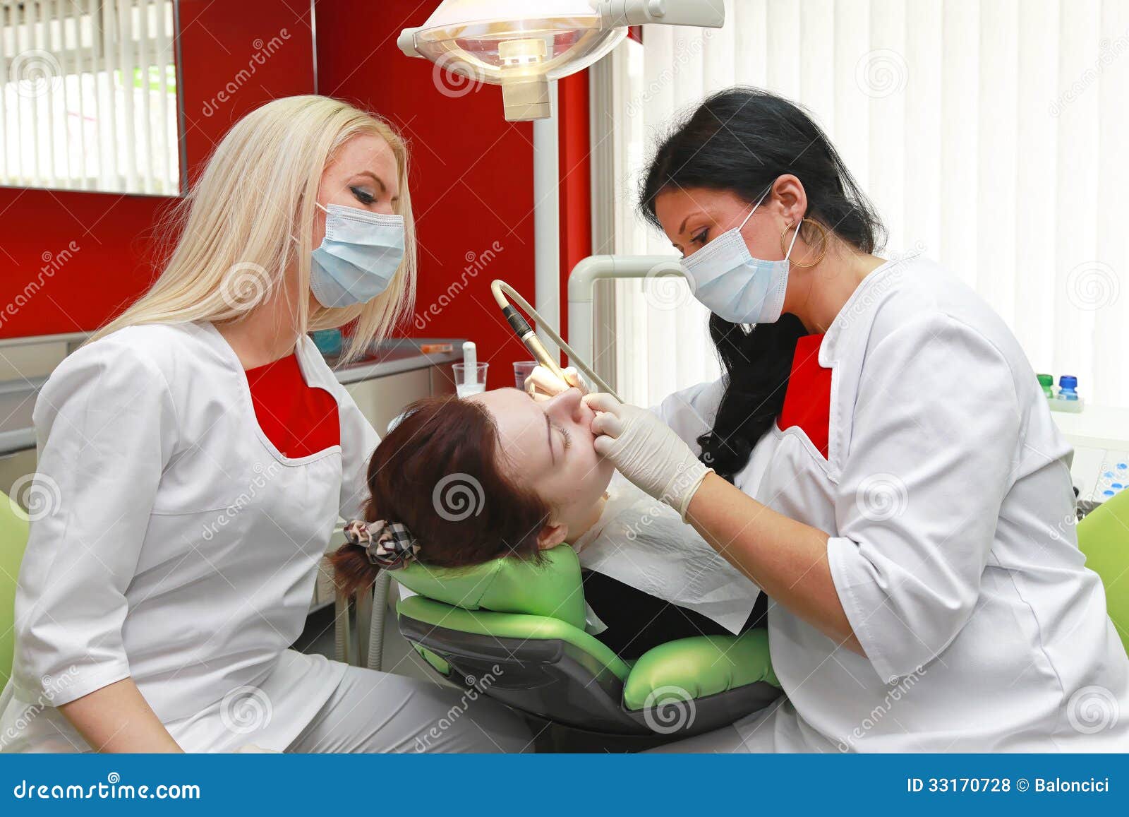 Intervenção do dentista. Intervenção oral da saúde no escritório do dentista