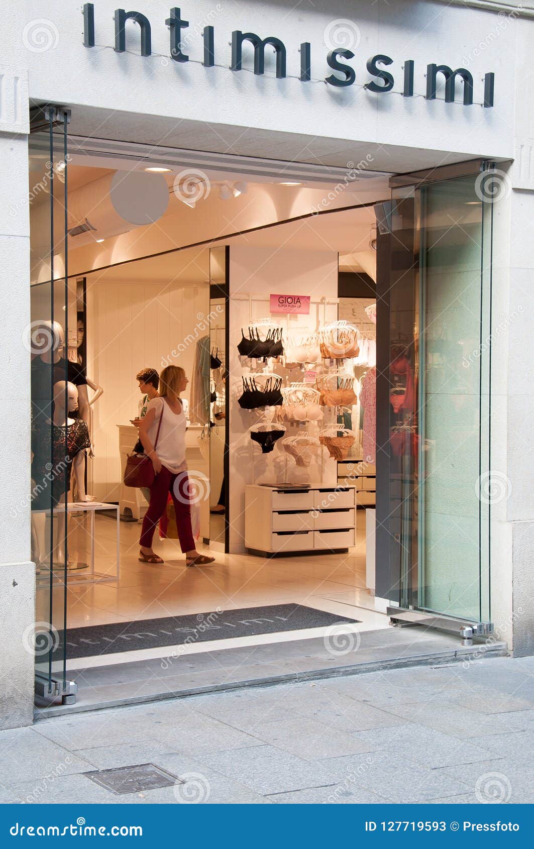 Intimissimi Retail Store in Barcelona, Spain Editorial Stock Photo - Image  of indoor, clothes: 127719593