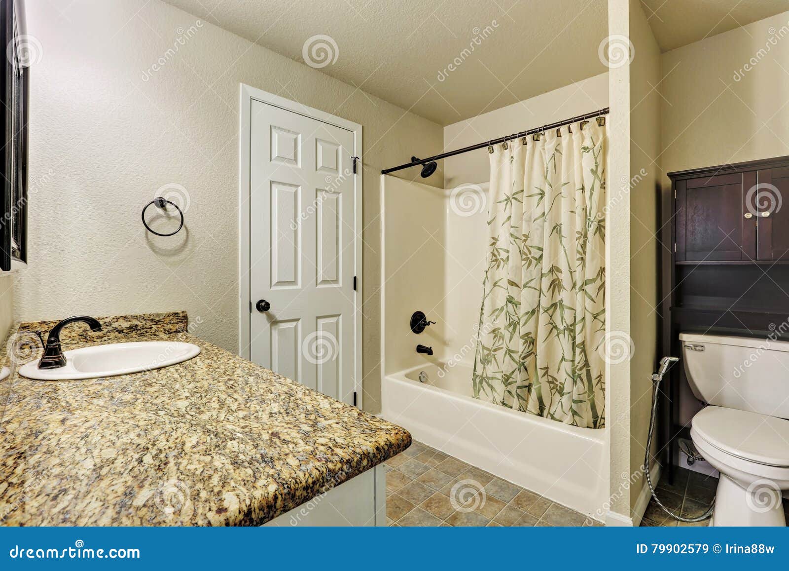 Toilette dans la petite salle de bains moderne photos – 28 ...