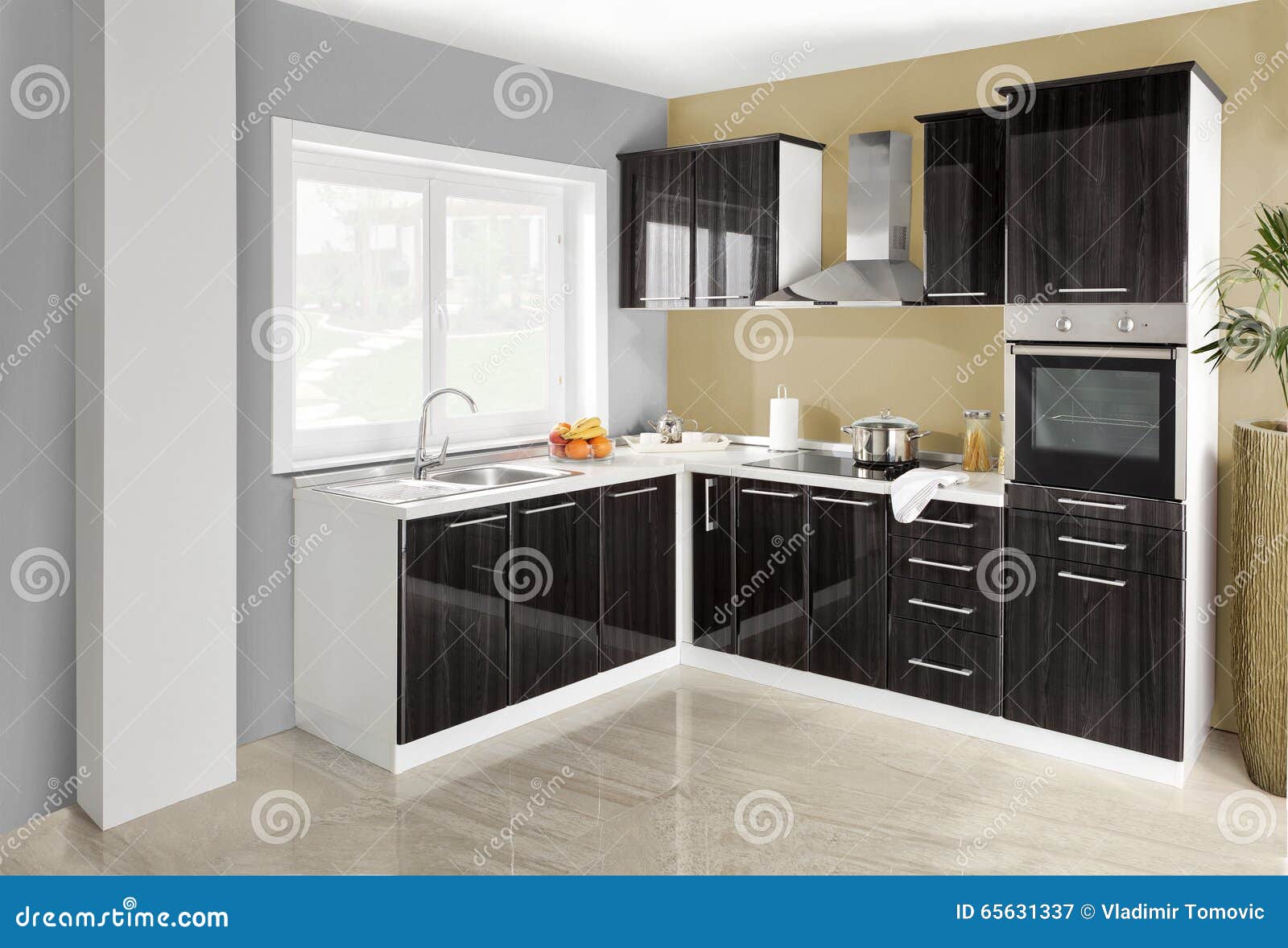 Intérieur d'une cuisine moderne, meubles en bois, simple et propre ...