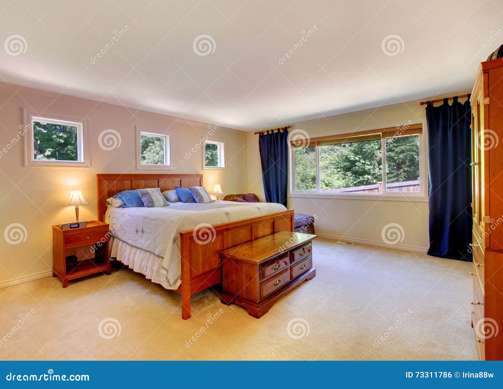 Intérieur moderne de chambre à coucher avec les rideaux foncés ...