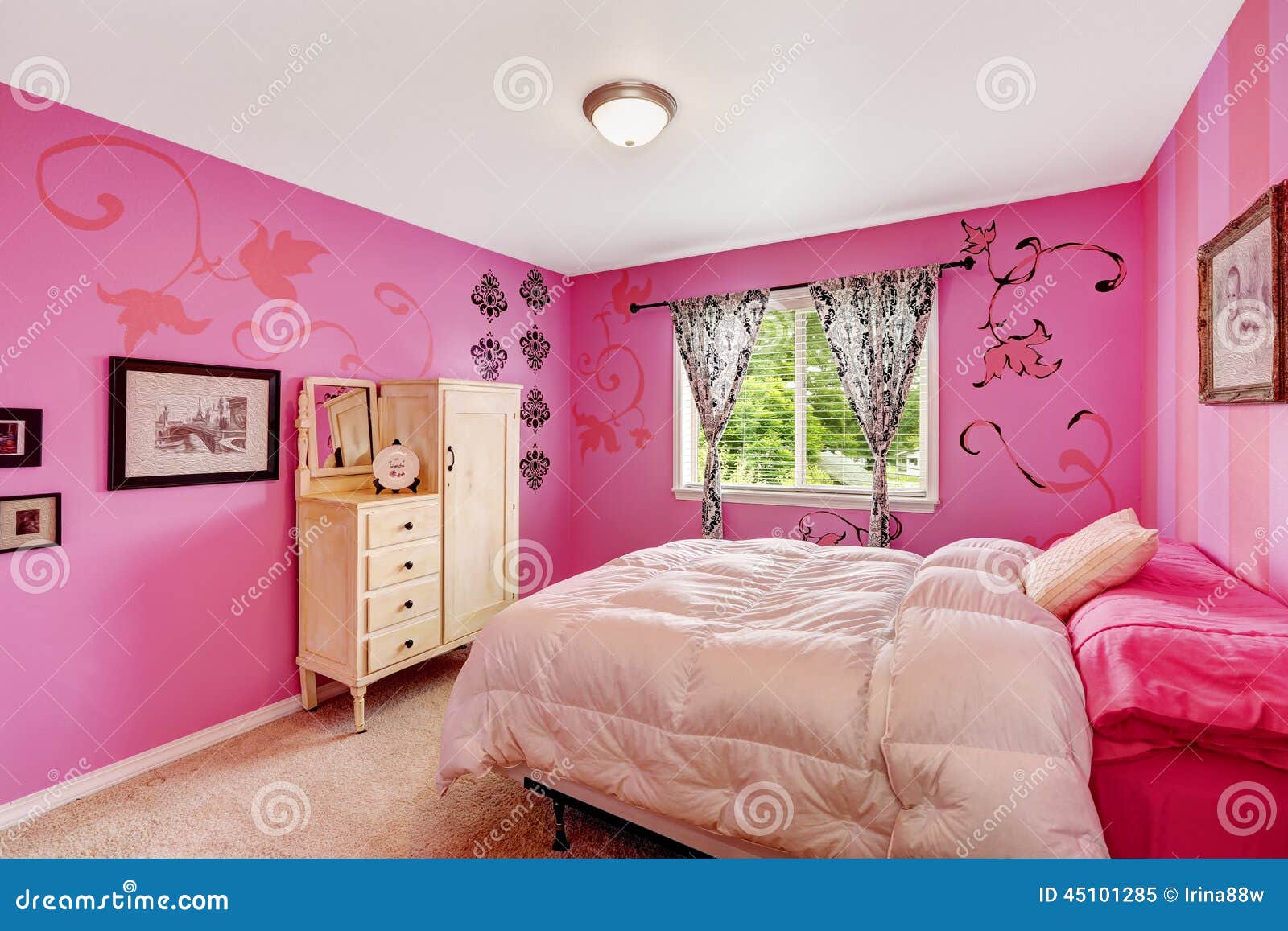 Chambre à coucher rose de fille photographie stock libre de droits ...