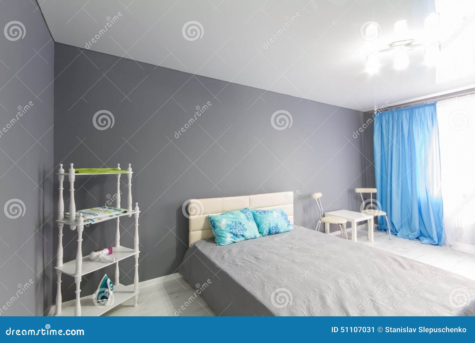 Intérieur de chambre à coucher son gris photo stock image: 51107031
