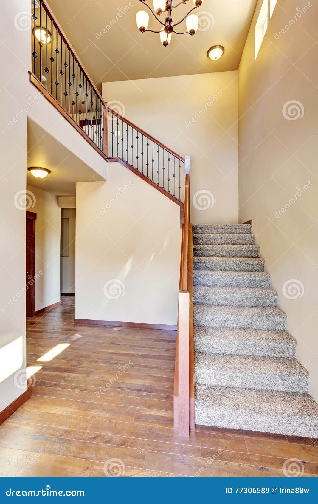 Intérieur de couloir avec le plancher en bois dur vue des ...
