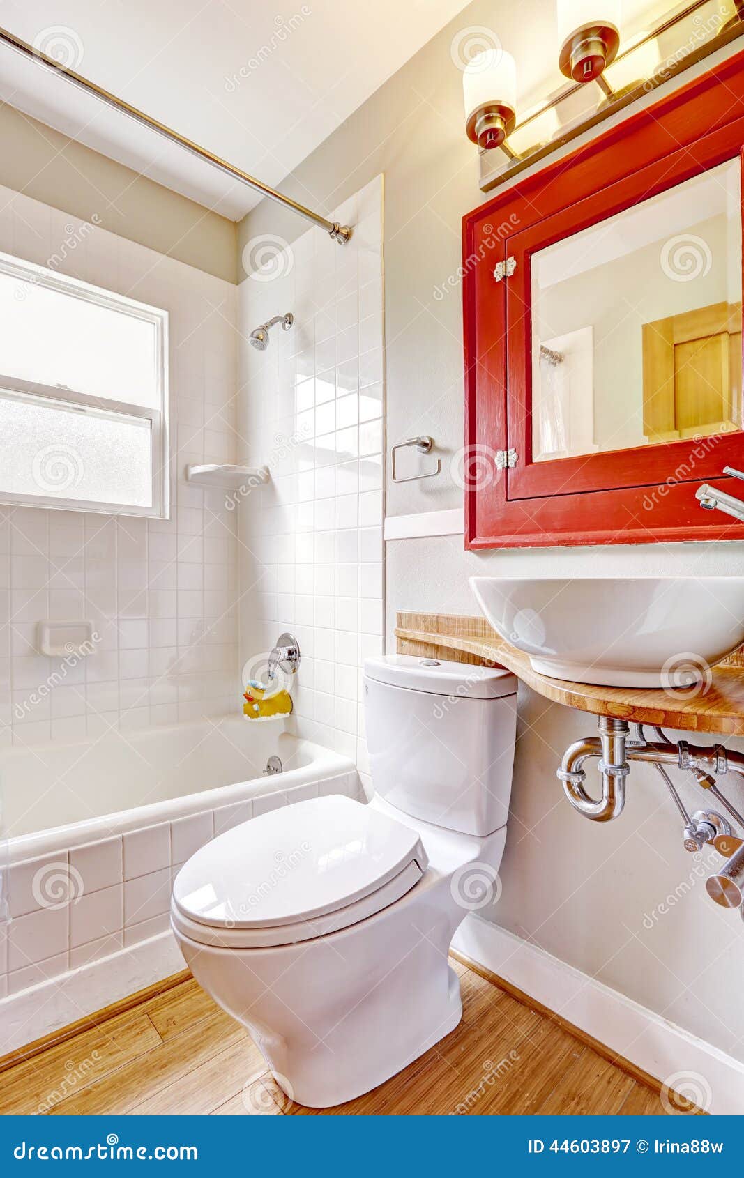 Intérieur de salle de bains le coffret rouge avec le miroir et le ...