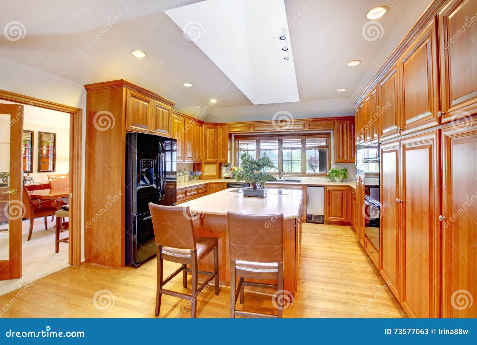 Intérieur en bois de cuisine de brown avec le réfrigérateur ...
