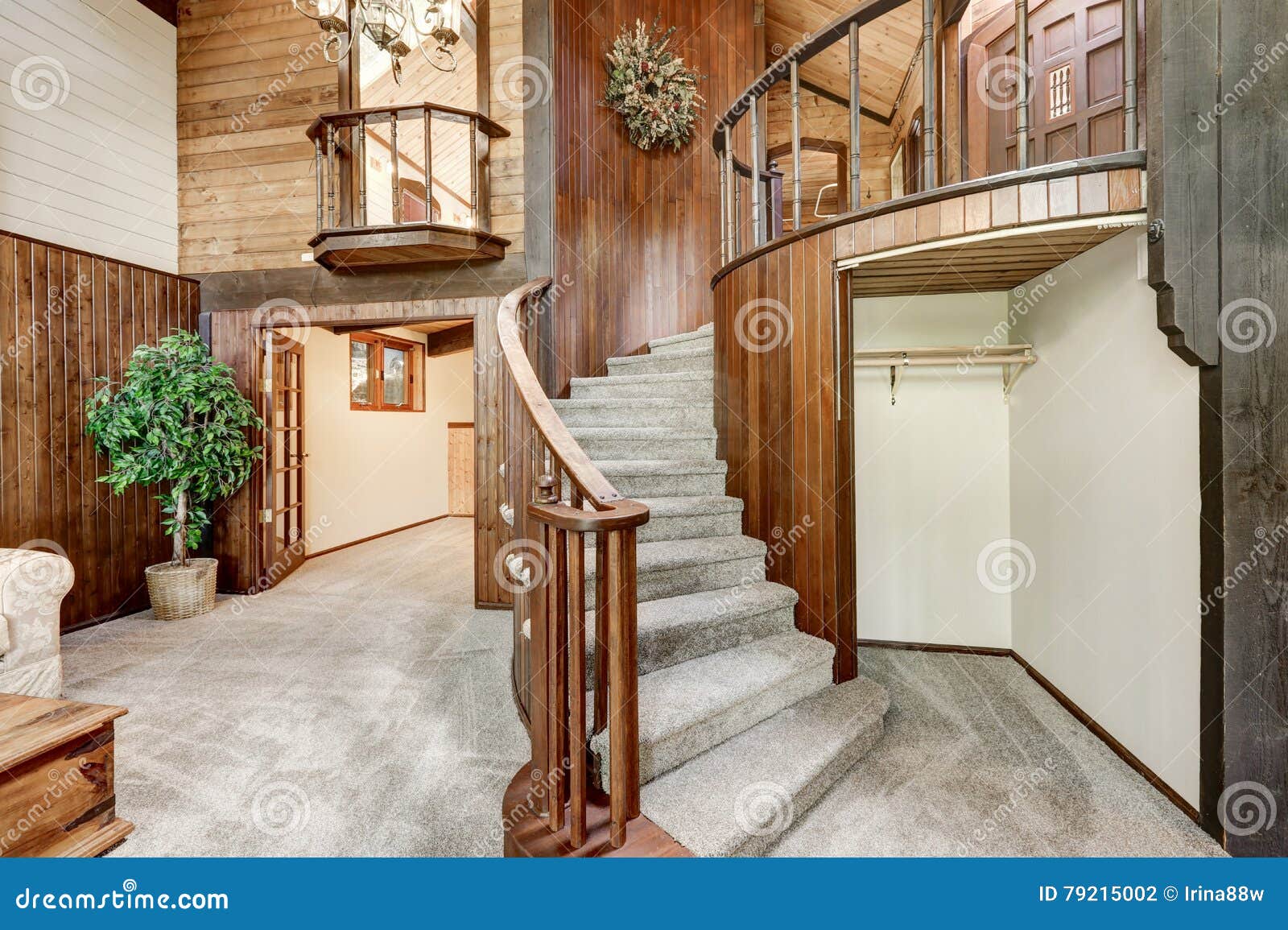 Intérieur en bois de maison avec l'escalier circulaire et la ...