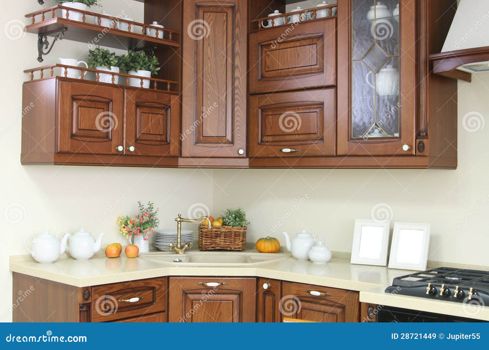 Intérieur moderne de cuisine avec la décoration blanche et brune ...