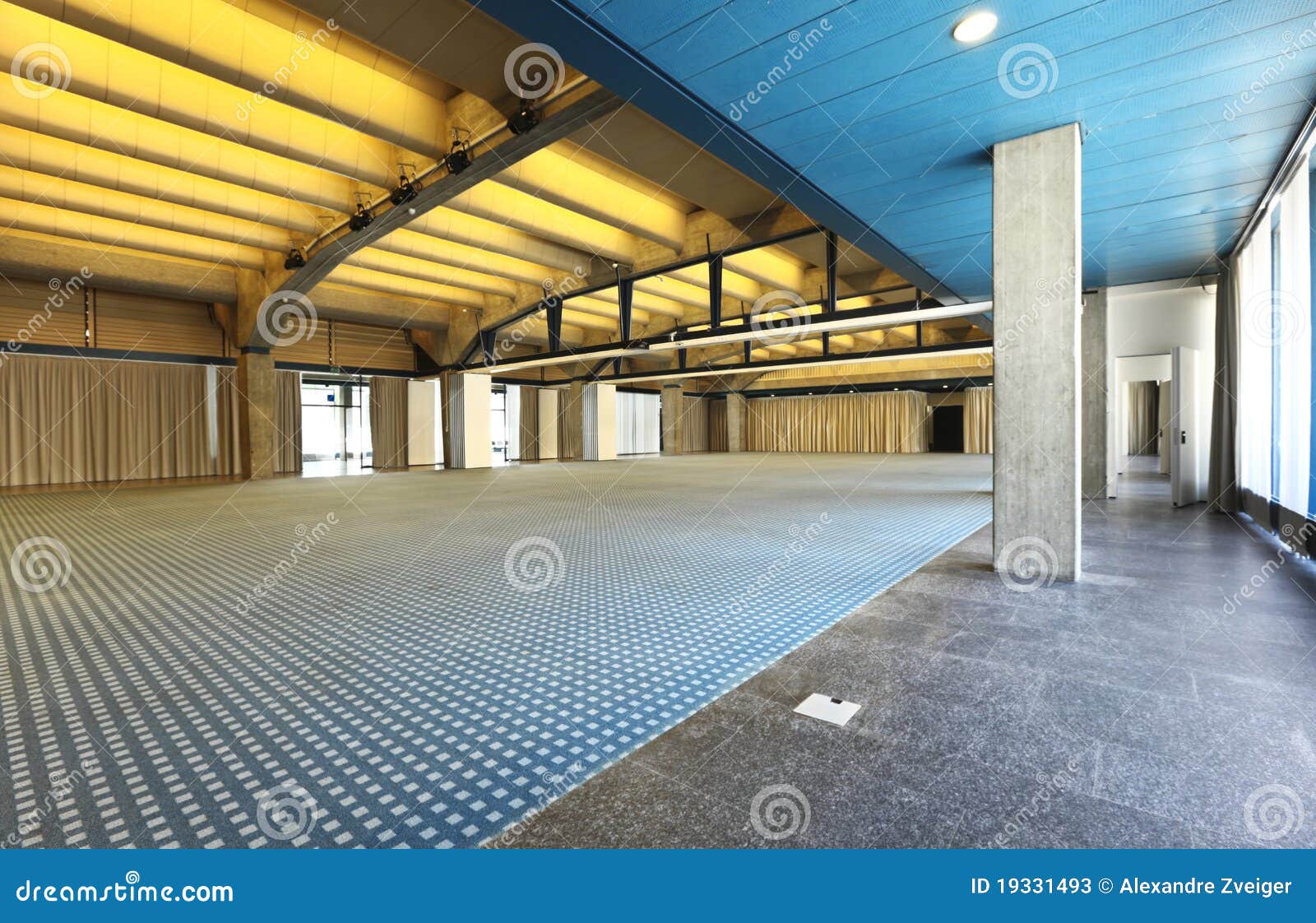 Intérieur d'une salle de conférences. Intérieur d'un hall vide de conférence