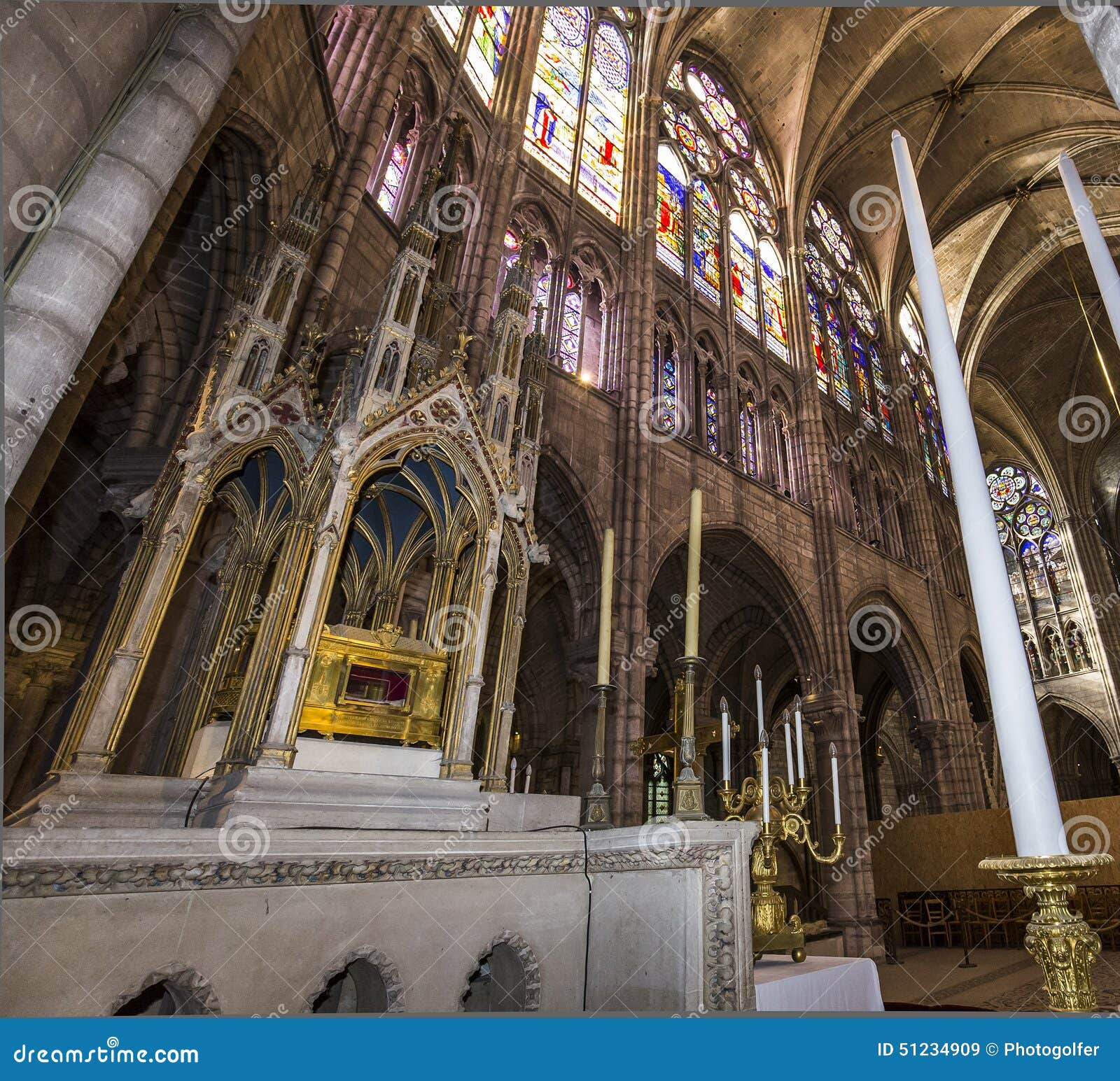 Intérieurs et détails de basilique de St Denis, France