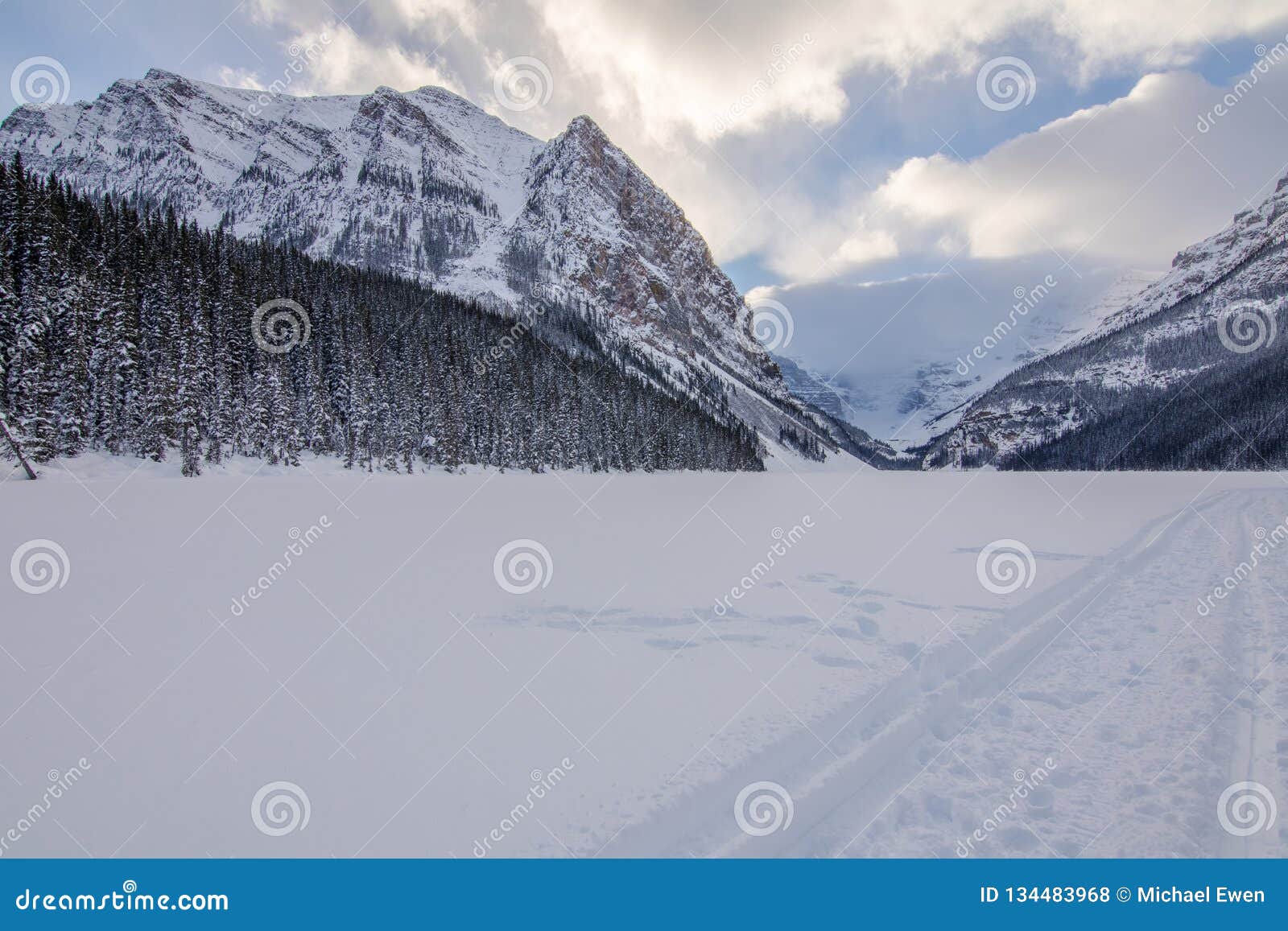 Invierno de Lake Louise foto de archivo. Imagen de usted - 134483968, image size:1600x1157