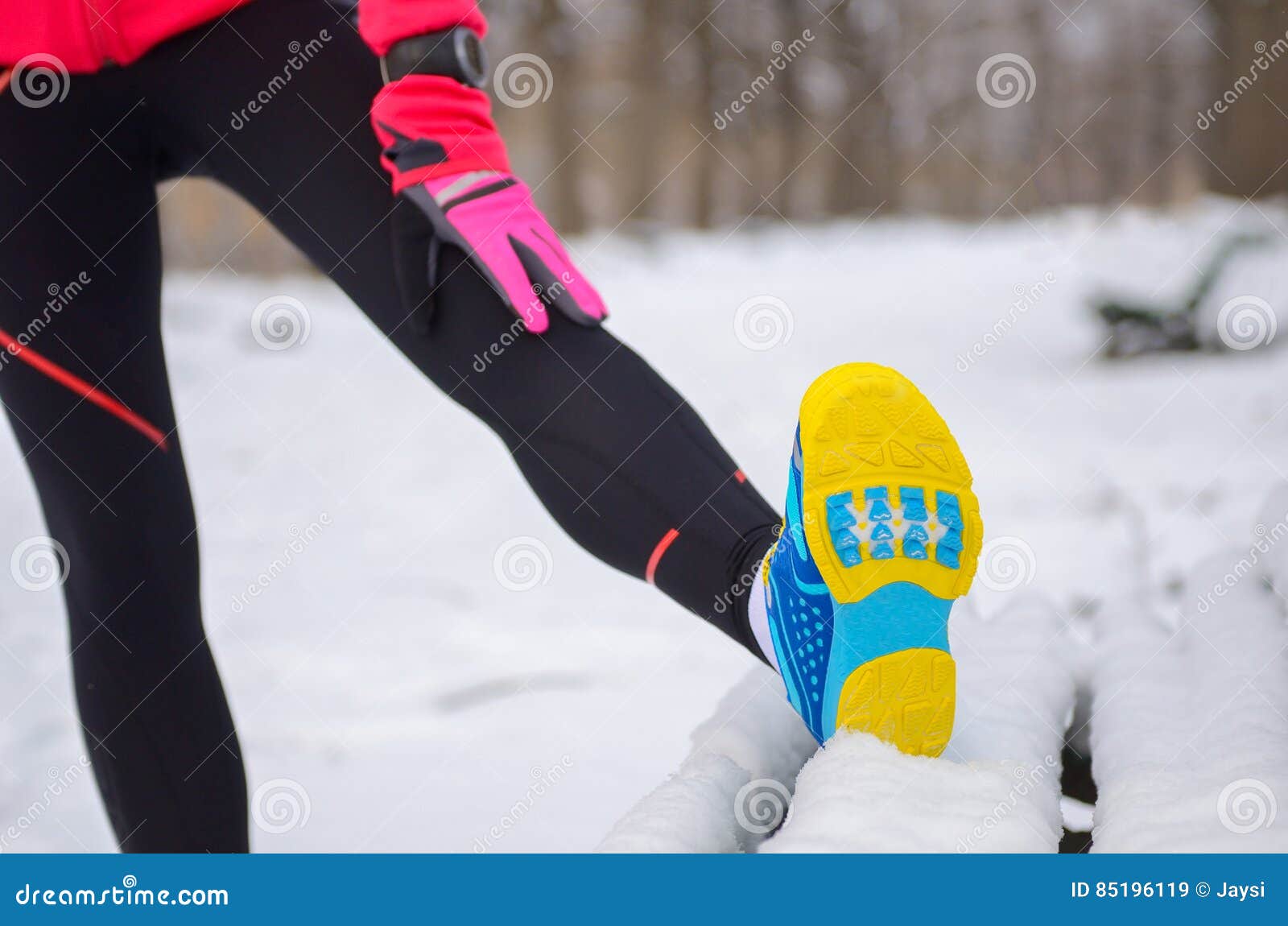 Invierno Que Corre En Parque: Primer De La Ropa De Deportes En Nieve, Mujer  Que Estira Antes De Sacudida, Aptitud Al Aire Libre Y Imagen de archivo -  Imagen de corrida, atleta