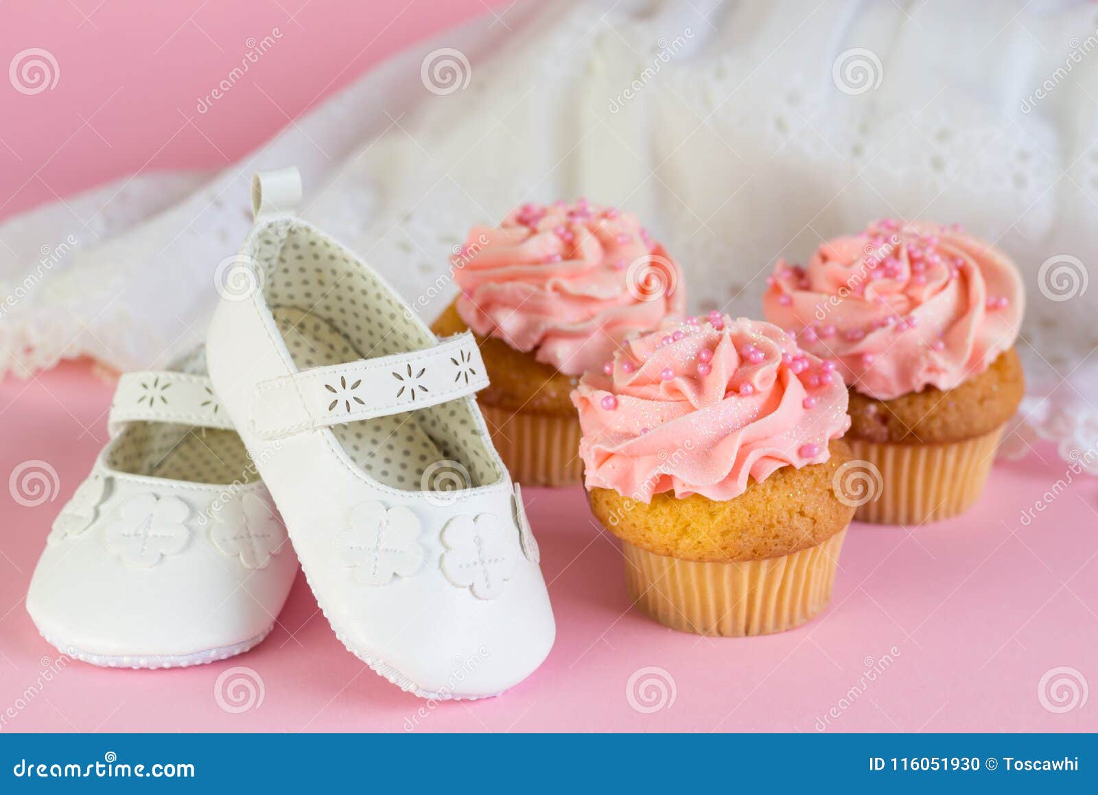 Invito Della Ragazza Di Compleanno O Di Battesimo Con I Dolci Ed Il Briciolo Rosa Della Tazza Fotografia Stock Immagine Di Nessuno Tazza