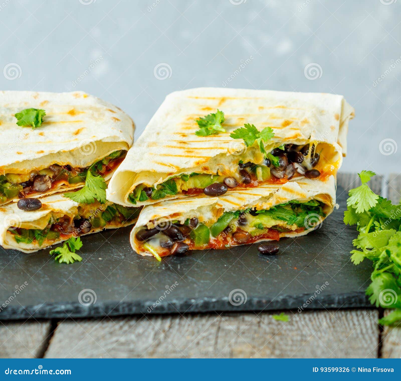 Involucri Vegetariani Dei Burritos Con I Fagioli L Avocado Ed Il Formaggio Su Un Ardesia Fotografia Stock Immagine Di Cilantro Closeup