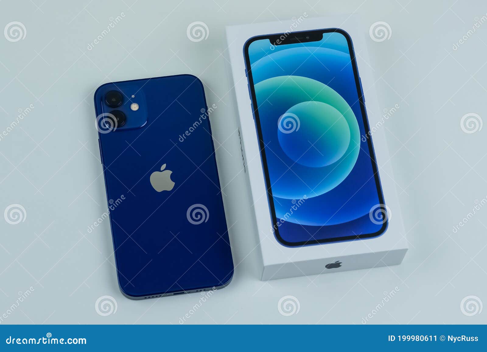 Iphone 12 в синем рядом с полем Редакционное Фото - изображение  насчитывающей цифрово, магазин: 199980611