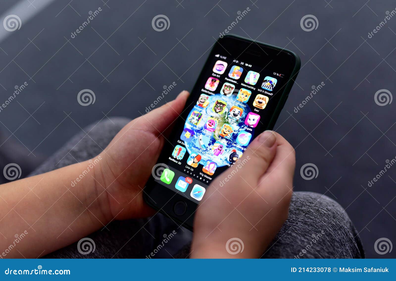 Iphone мобильного телефона в руках ребенка. Многие приложения с играми  детей на экране смартфона Apple. Социальный Редакционное Стоковое Фото -  изображение насчитывающей геймер, развитие: 214233078
