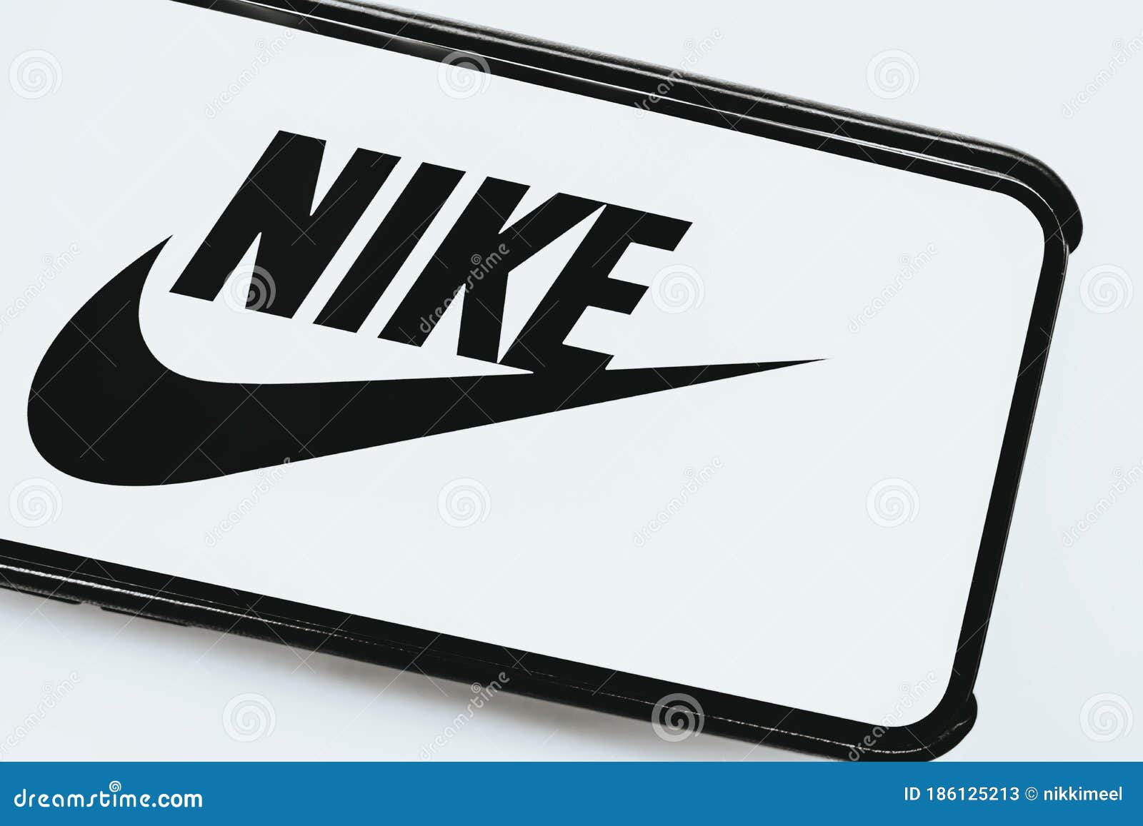 Iphone Avec Le Logo Nike Avec Le Bruissement Sur L'écran Photo stock  éditorial - Image du éditorial, dispositif: 186125213
