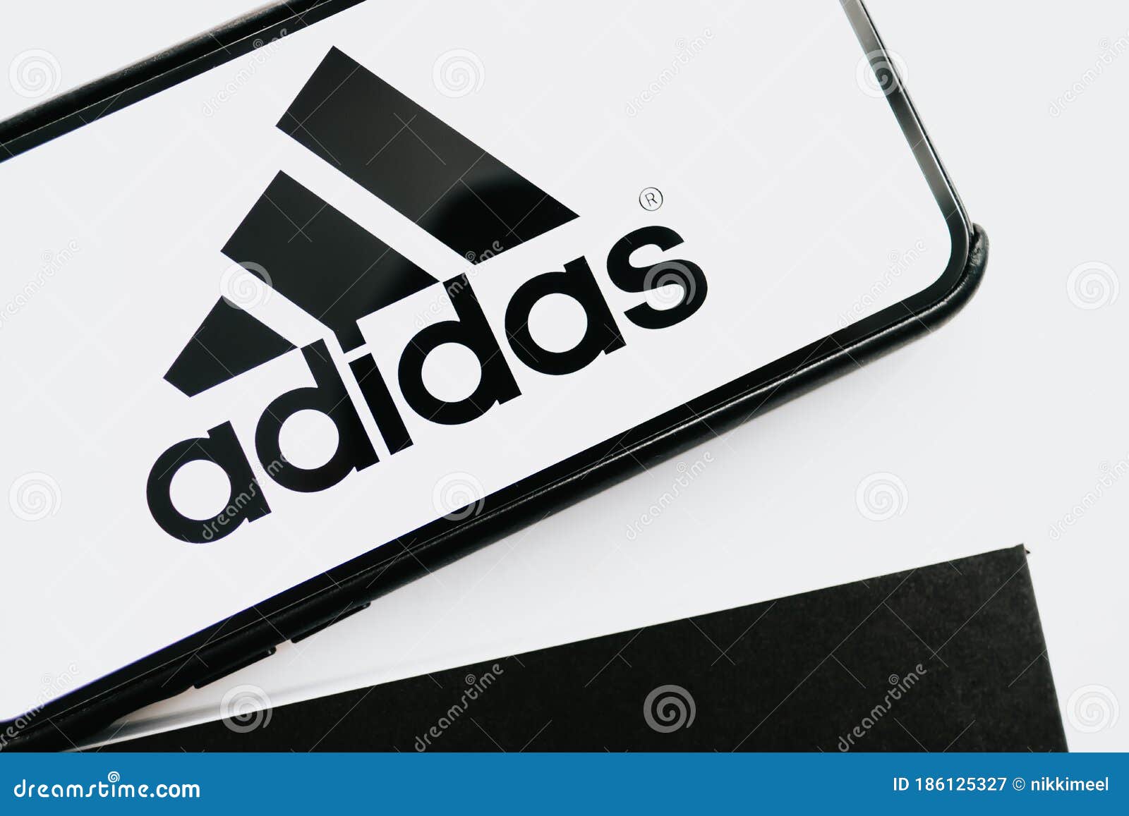 Asimilación rociar bolsillo Iphone Con El Logotipo De Adidas En La Pantalla. Fotografía editorial -  Imagen de elegante, ropa: 186125327