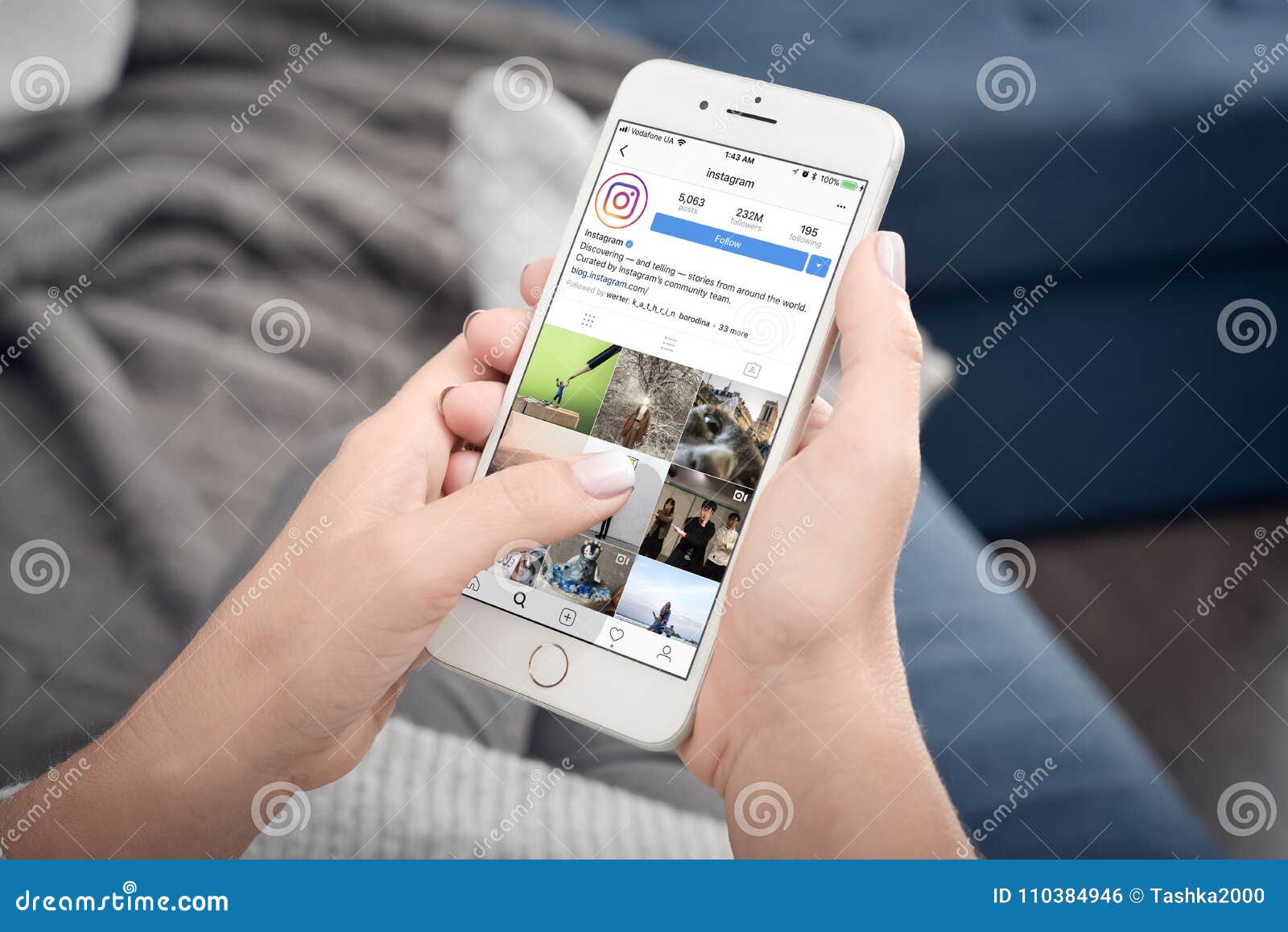 Iphone D Apple 8 Plus Avec Le Profil D Instagram Photo Editorial