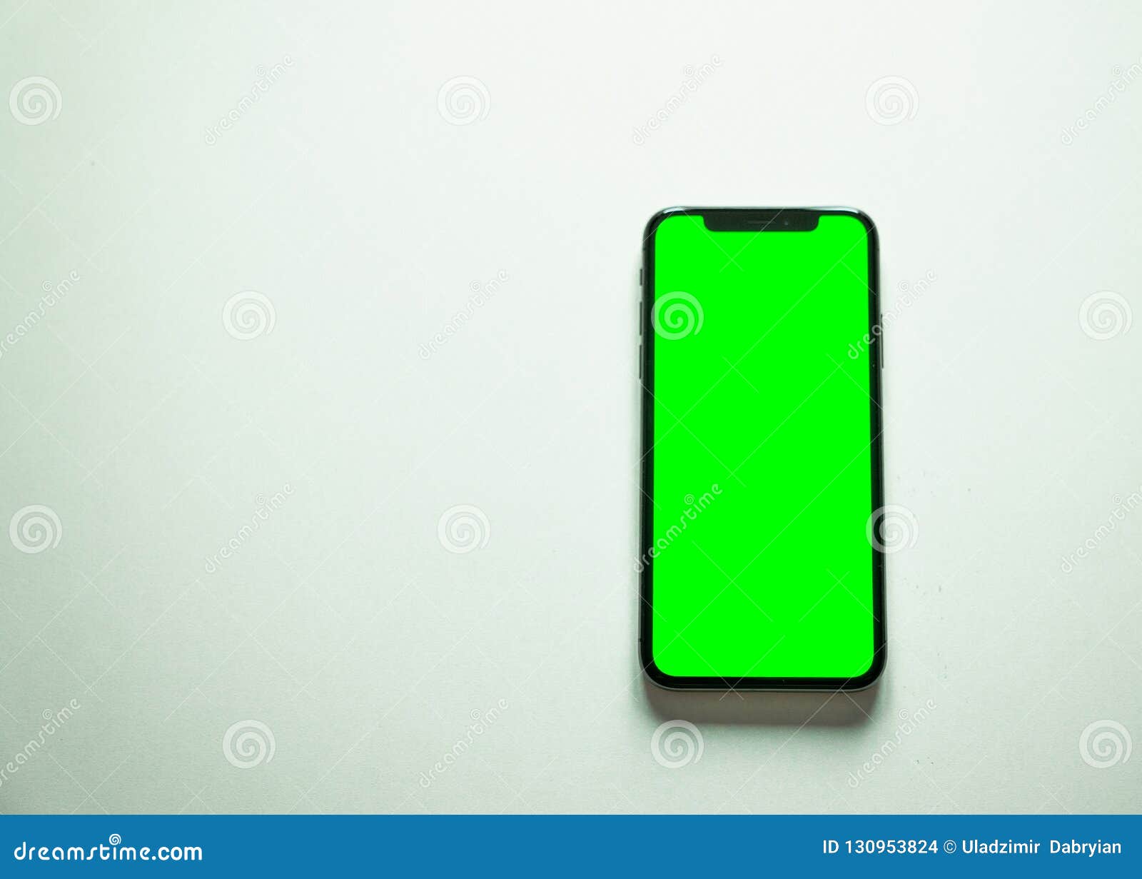 IPhone X, Pantalla Verde En El Fondo Blanco Foto de archivo - Imagen de  dispositivo, hombre: 130953824