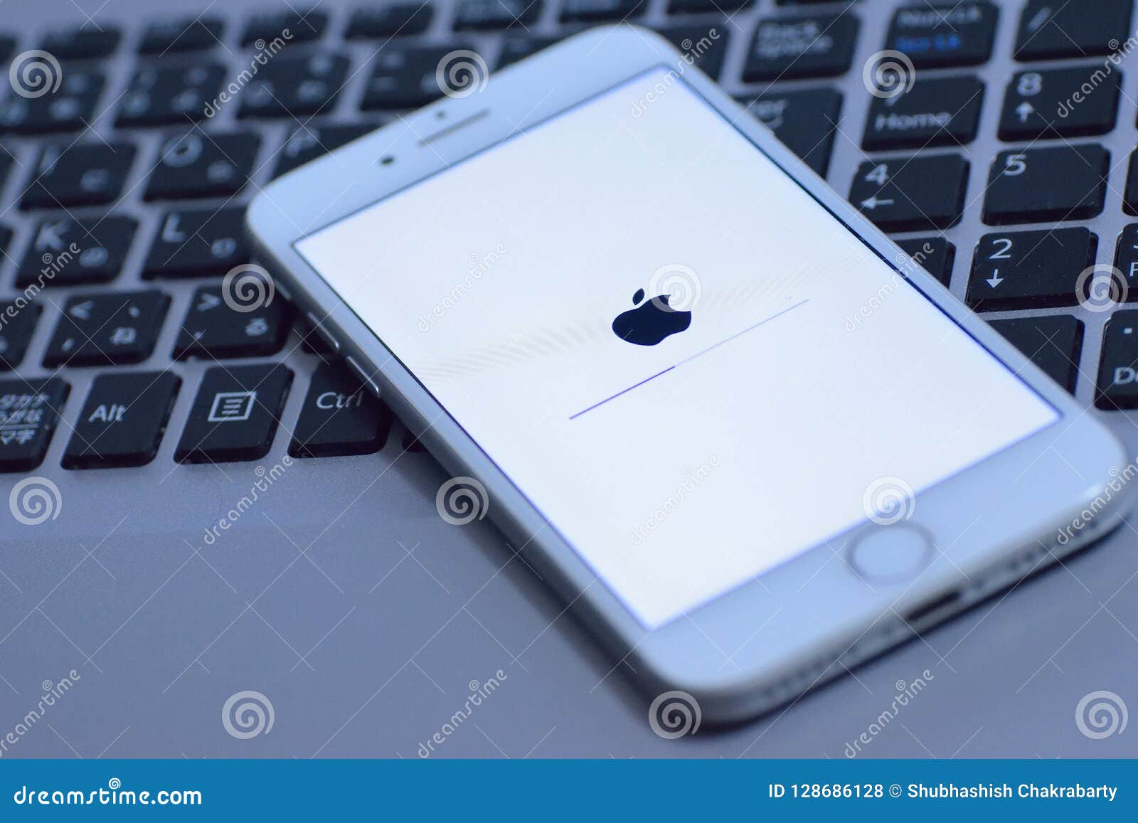 Iphone Wahrend Ios Aktualisierung Mit Unscharfem Laptop Pc Hintergrund Redaktionelles Stockfoto Bild Von Hintergrund Wahrend