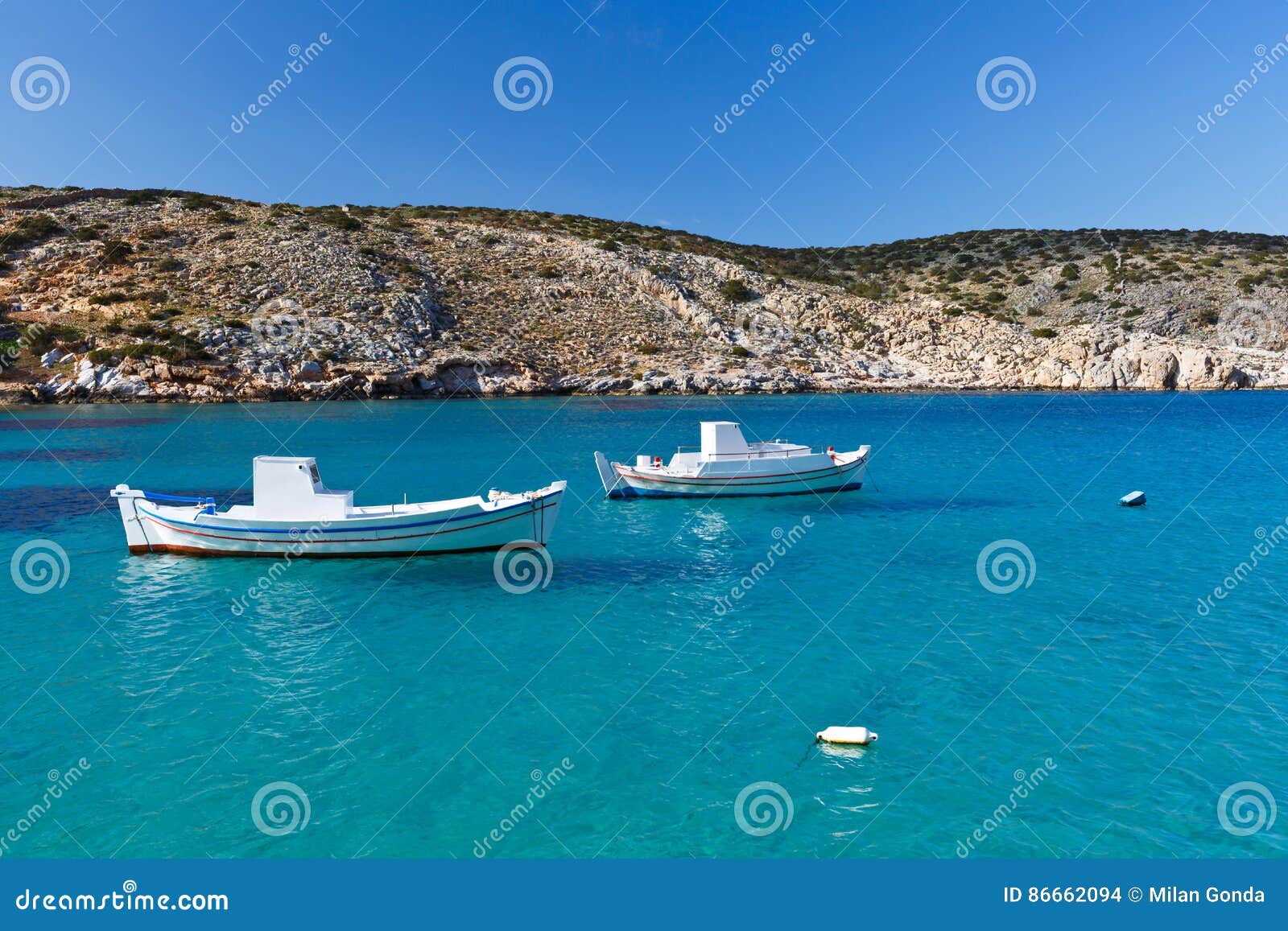 Fiskebåtar på den Iraklia ön i Lesser Cyclades, Grekland