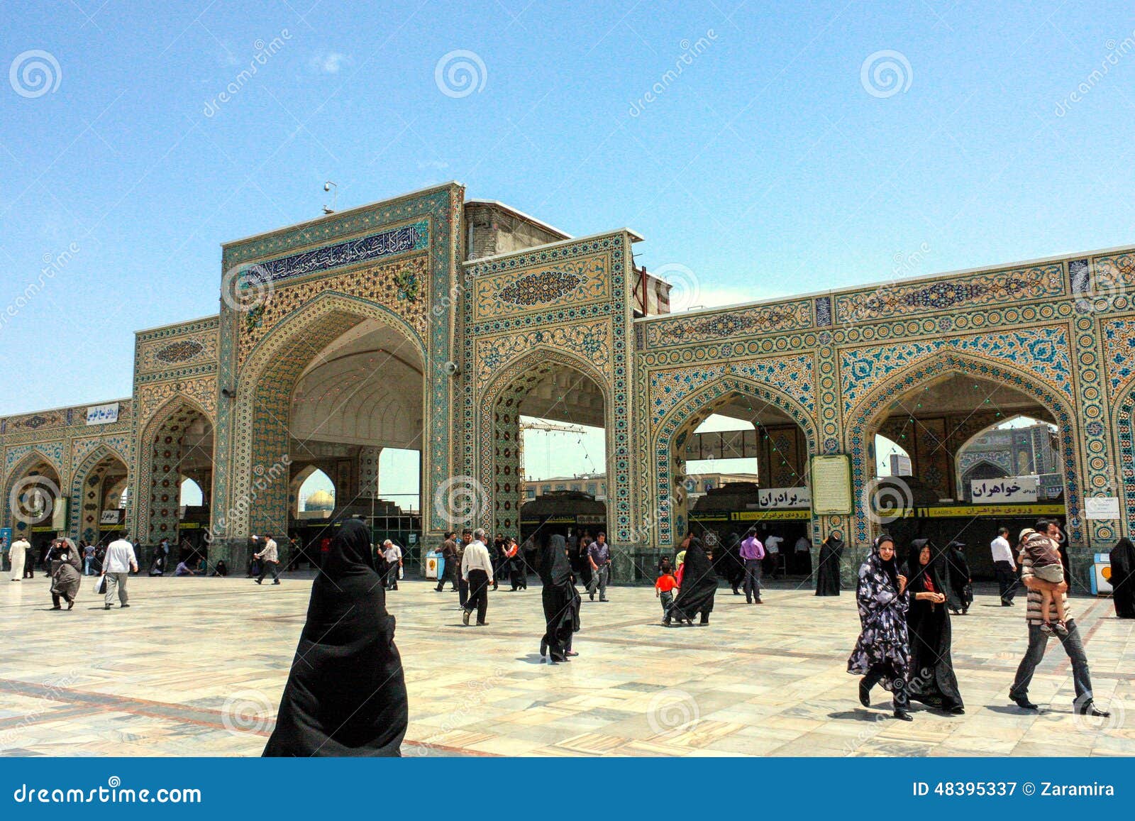 Den ImamReza relikskrin (perser: ØØ±Ù…, Ø§Ù… Ø§Ù…, Ø±Ø¶Ø§â€Ž) i Mashhad, Iran är ett komplex, som innehåller mausoleet av imamen Reza, den åttonde imamen av Twelver Shiites Det är den största moskén i världen vid mått och det andra - störst vid kapacitet Inom också komplexet innehålls den Goharshad moskén, ett museum, ett arkiv, fyra seminarier, en kyrkogård, det Razavi universitetet av islamisk Sc