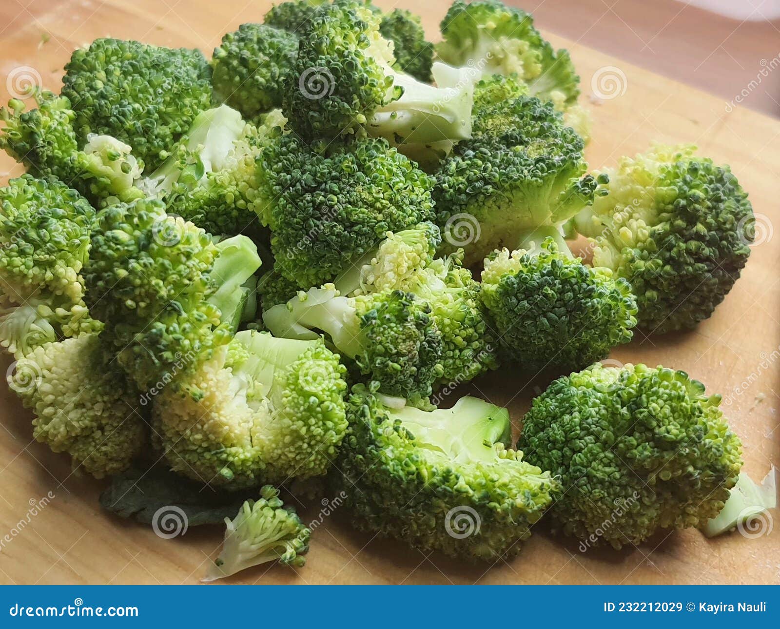 irisan brokoli organik di atas talenan kayu.