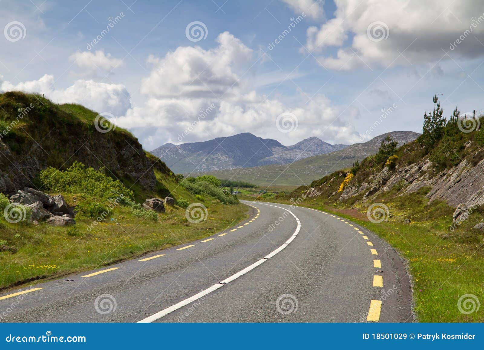 Irische Straße. Straße in den Connemara Bergen - Irland