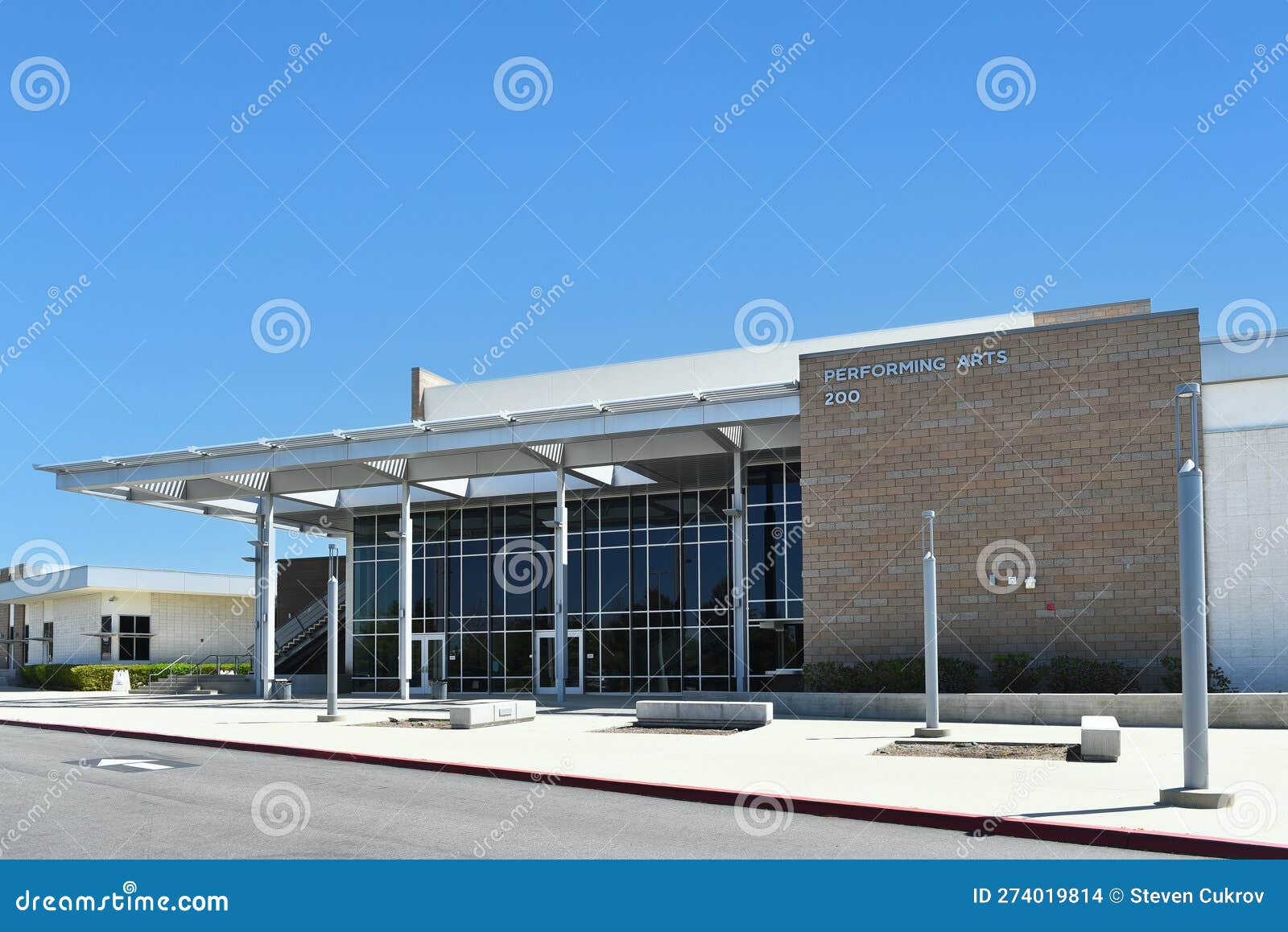 IRIVNE, CALIFORNIA - 2 APR 2023: the Performing Arts Building on the ...