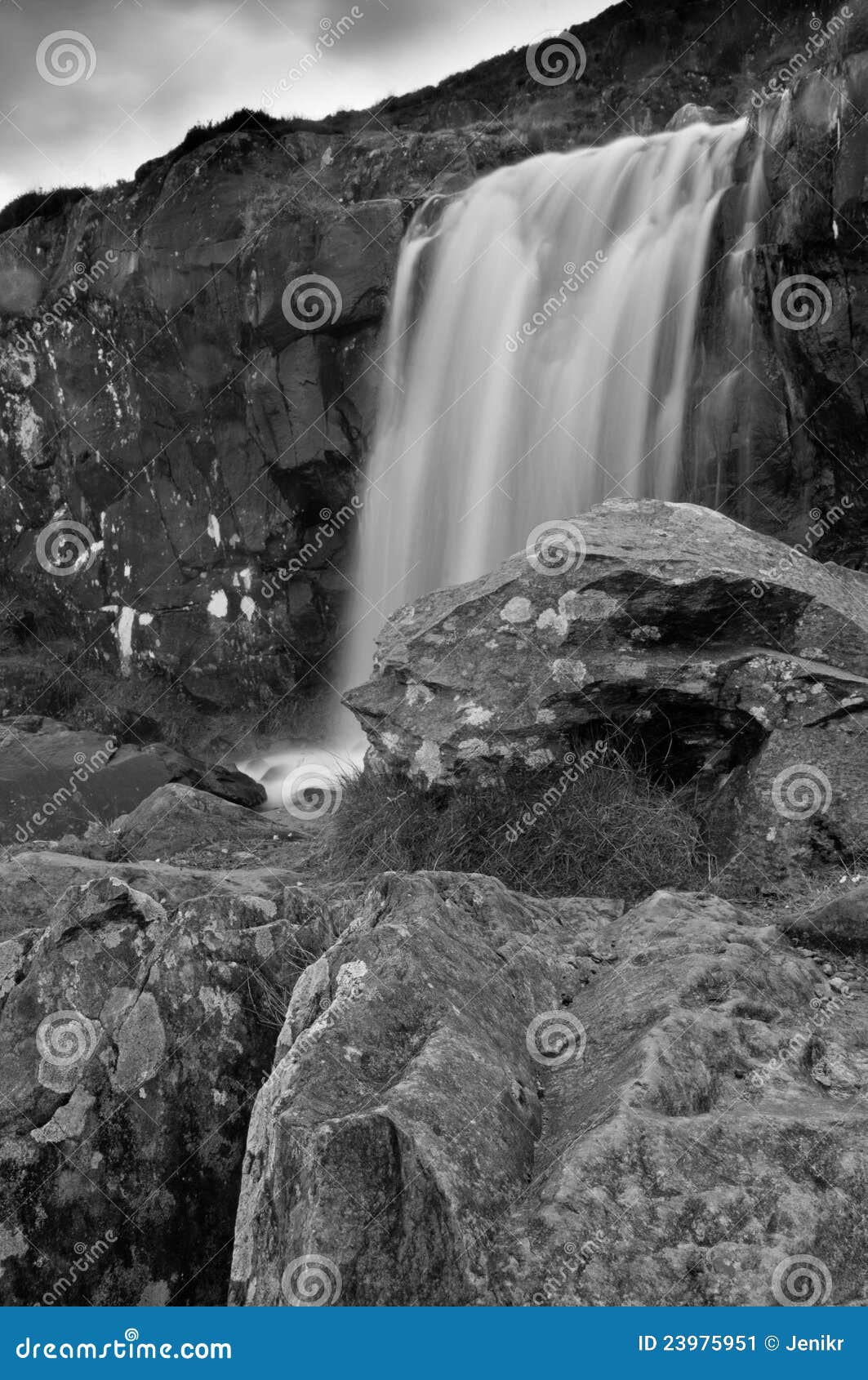 Irland waterfal. Schwarzweiss-Wasserfall im Irland