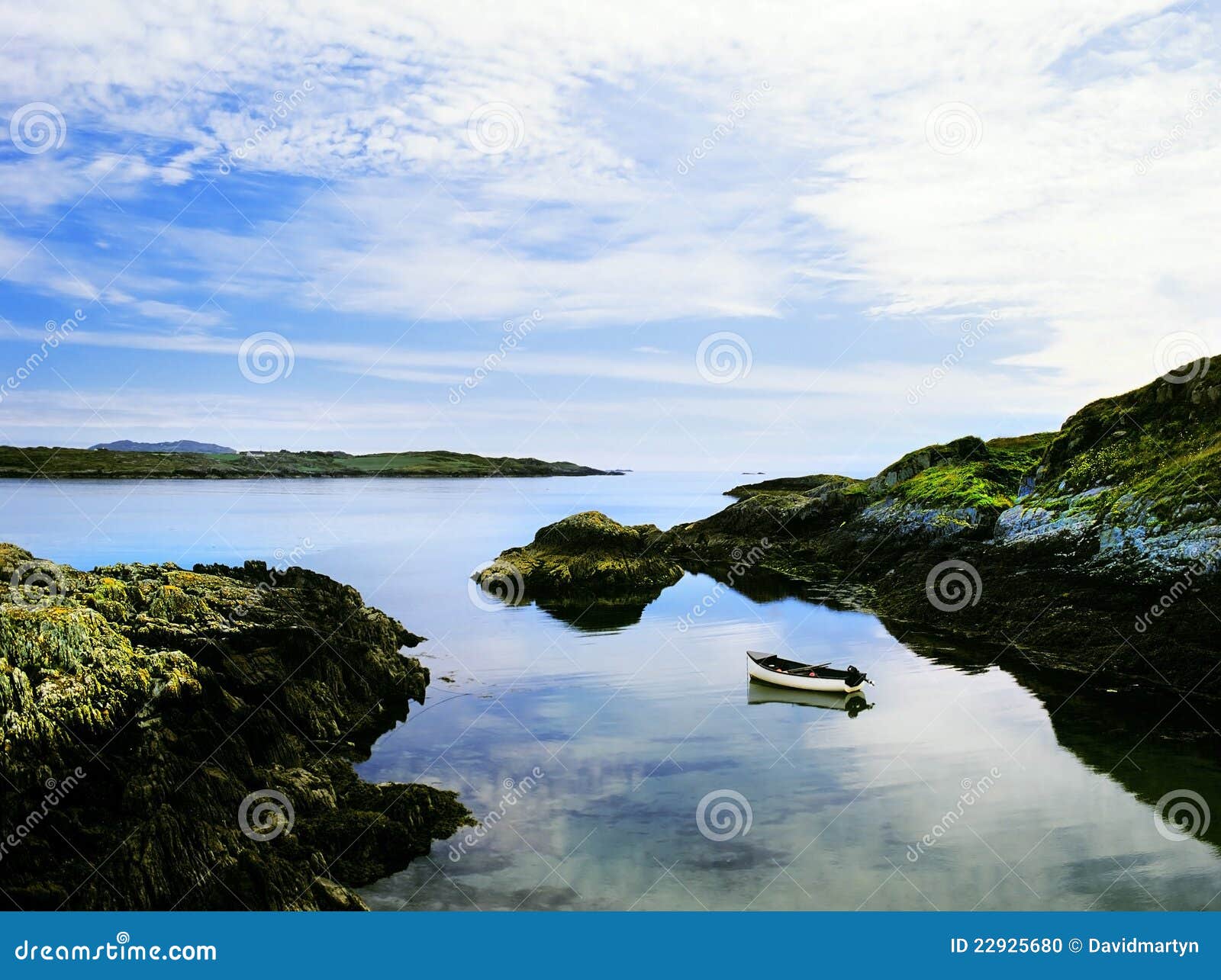 Un barco de pesca amarrado en un mar inmóvil en una ensenada, bahía del schull, mizen la península, corcho countty, costa oeste eu de Irlanda, Europa