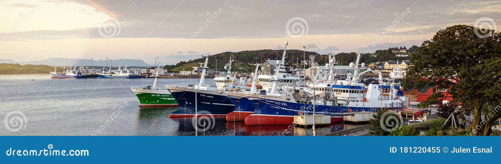 barcos de pesca fondeados en puerto