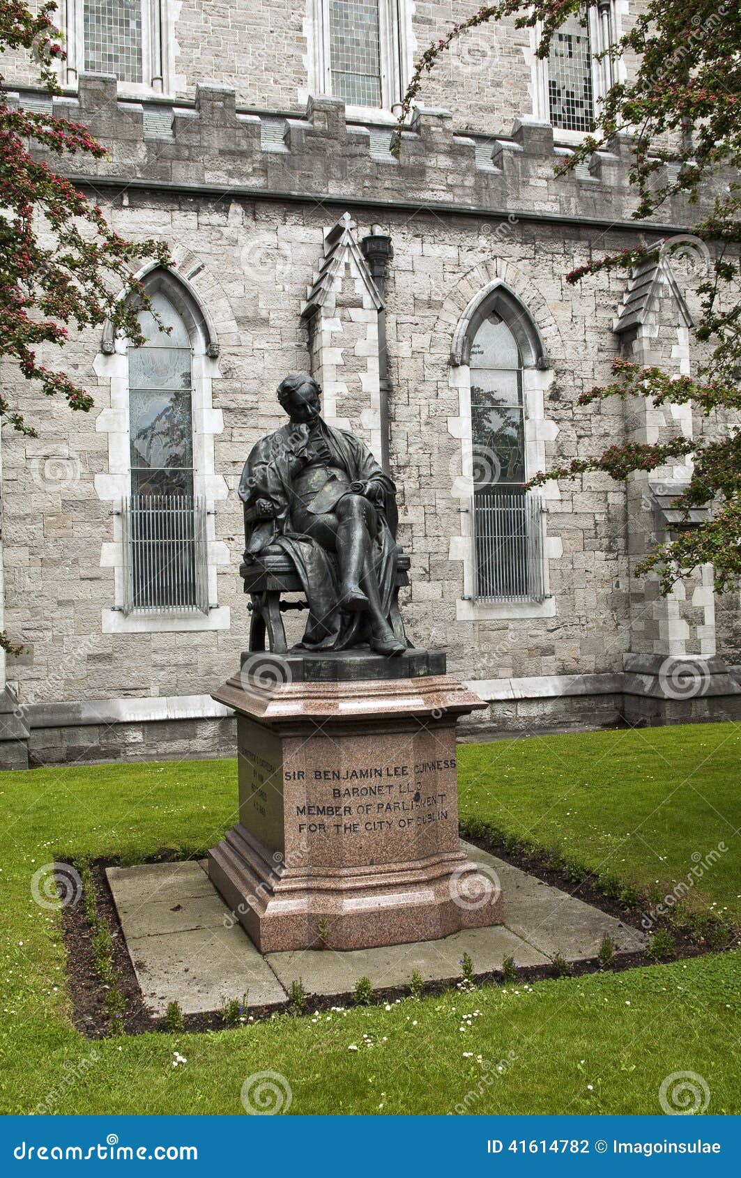 Irlandia dublin Benjamin Lee Guinness. Brązowa statua Benjamin Lee Guinness, praca John Foley, umieszcza od 1875 w churchyard St Patricks katedra