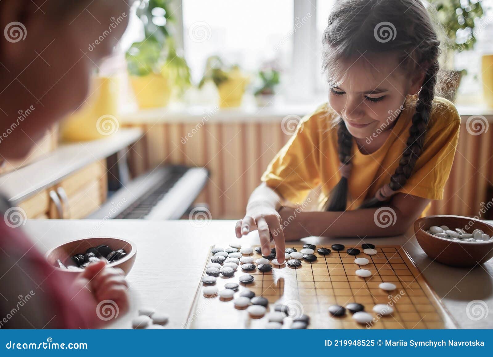 Irmão Se Divertem Jogando Xadrez Em Casa, Tradicional Jogo De Tabuleiro  Chinês, Digital Detox Imagem de Stock - Imagem de batalha, japonês:  219948525
