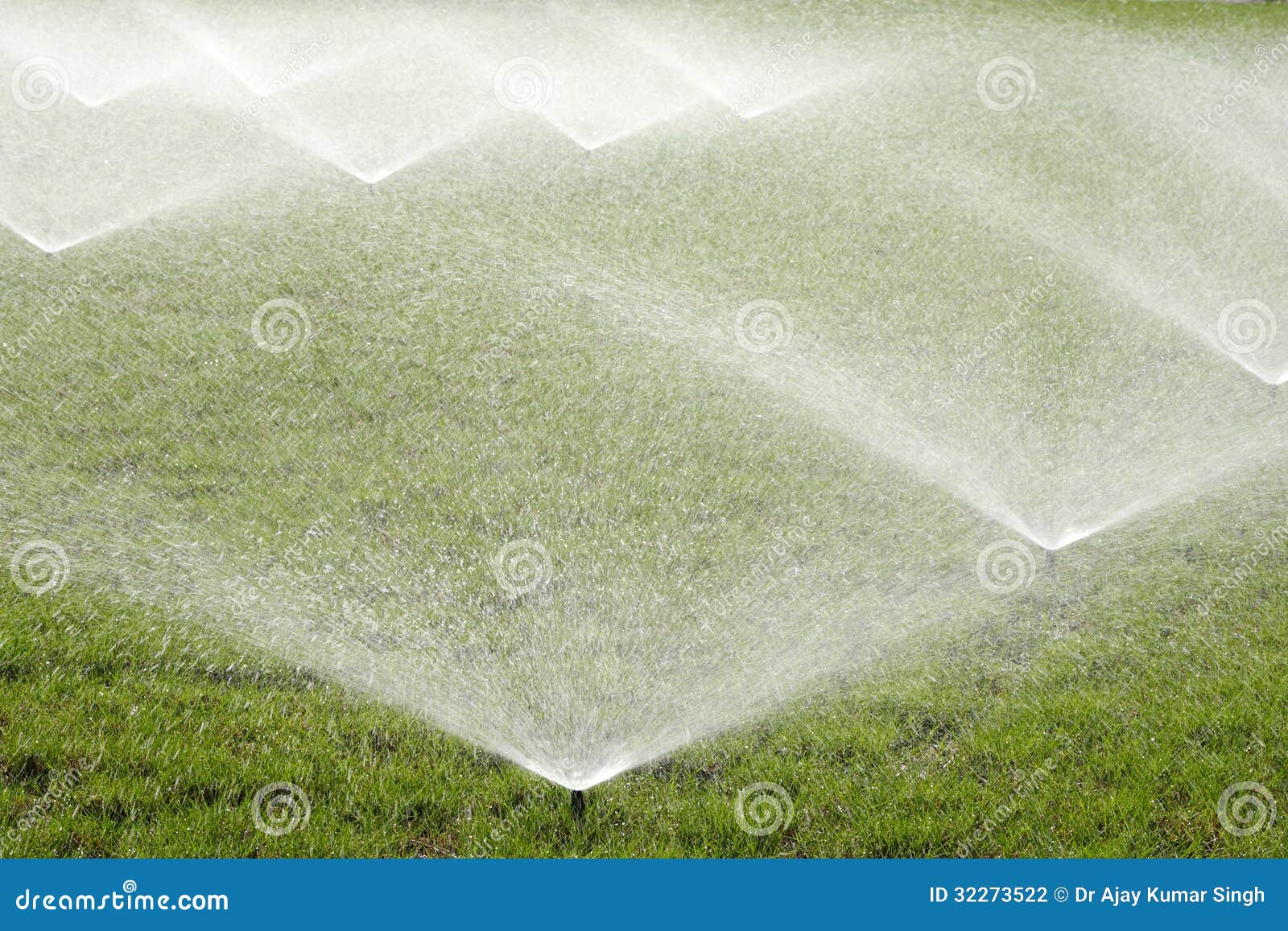 Irrigazione Dell'erba Con Lo Spruzzatore Dell'acqua Fotografia Stock