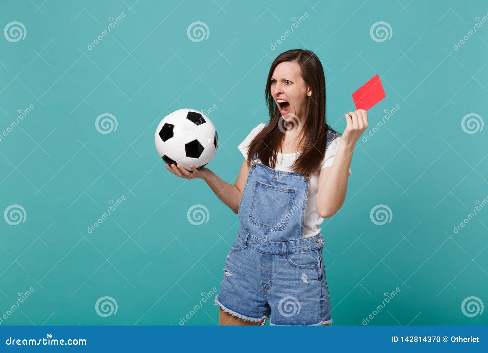 Irritated A Choqué Léquipe De Soutien De Passioné Du Football De Jeune Fille Avec Du Ballon De