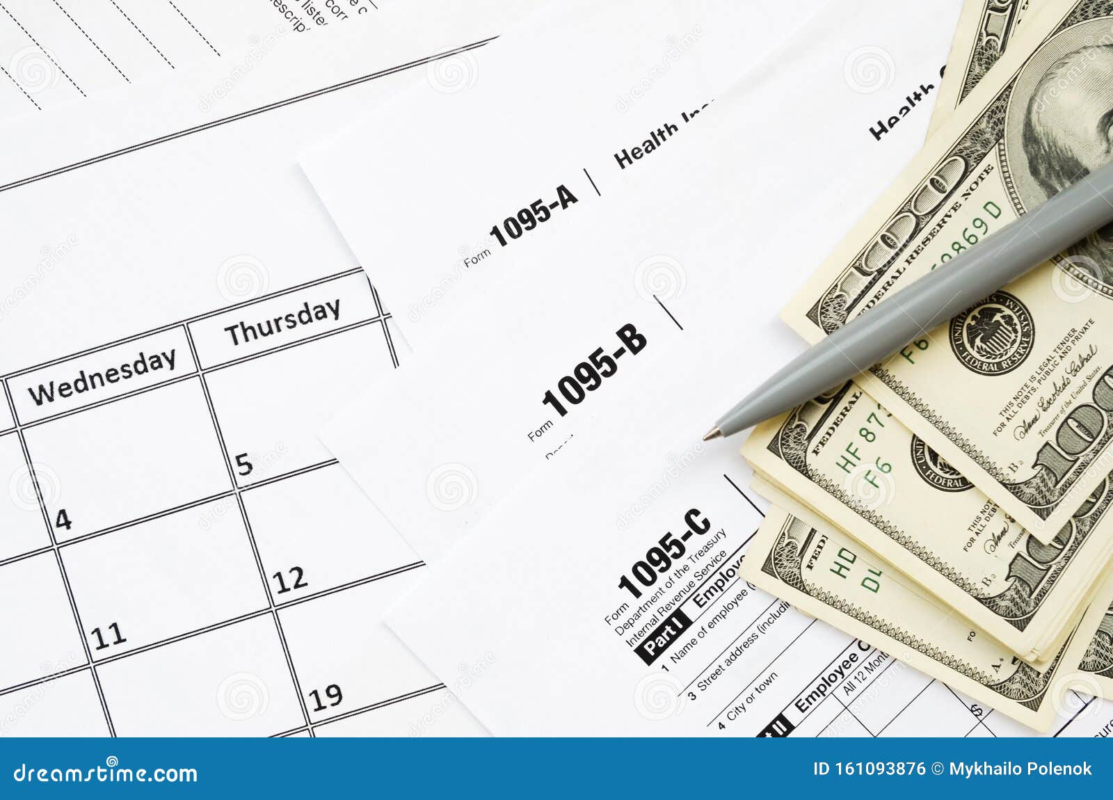 Irs Formulare 1095 A 1095 B Und 1095 C Leere Kalenderseiten Mit Stift Und Dollarnoten Stockfoto Bild Von Formular Geschaft