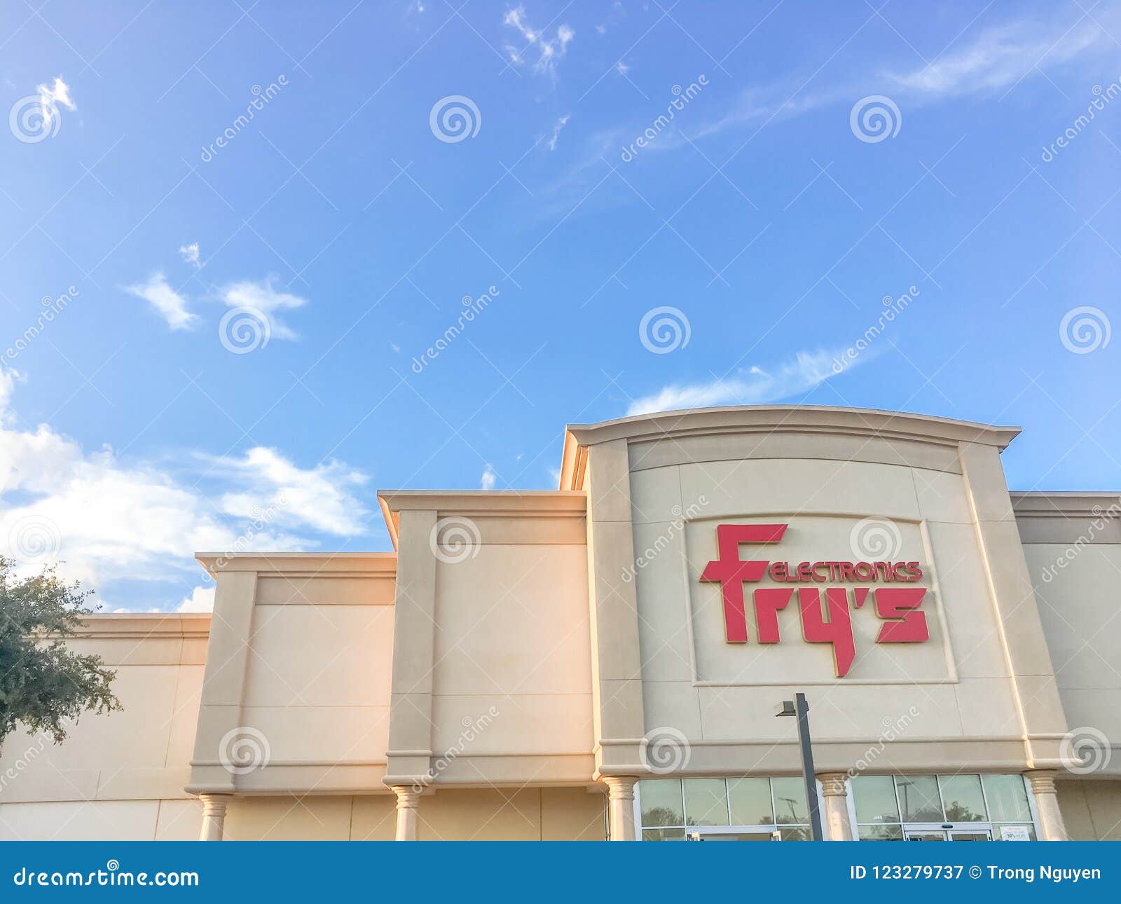 Close-up Logo Of Frys Electronics Retail Store In Irving ...