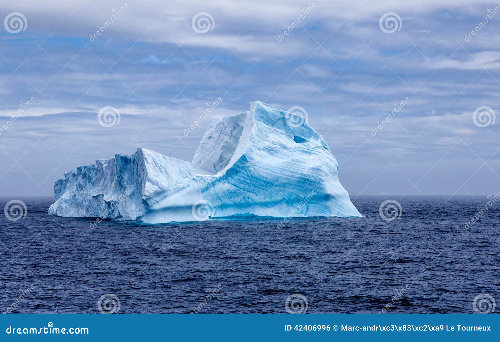 Isbergsphynx i Antarctica-2. Ett enormt isberg på drift med en form som påminner sfinxen av Egypten som tas i Treenighethalvön, december 27 2011