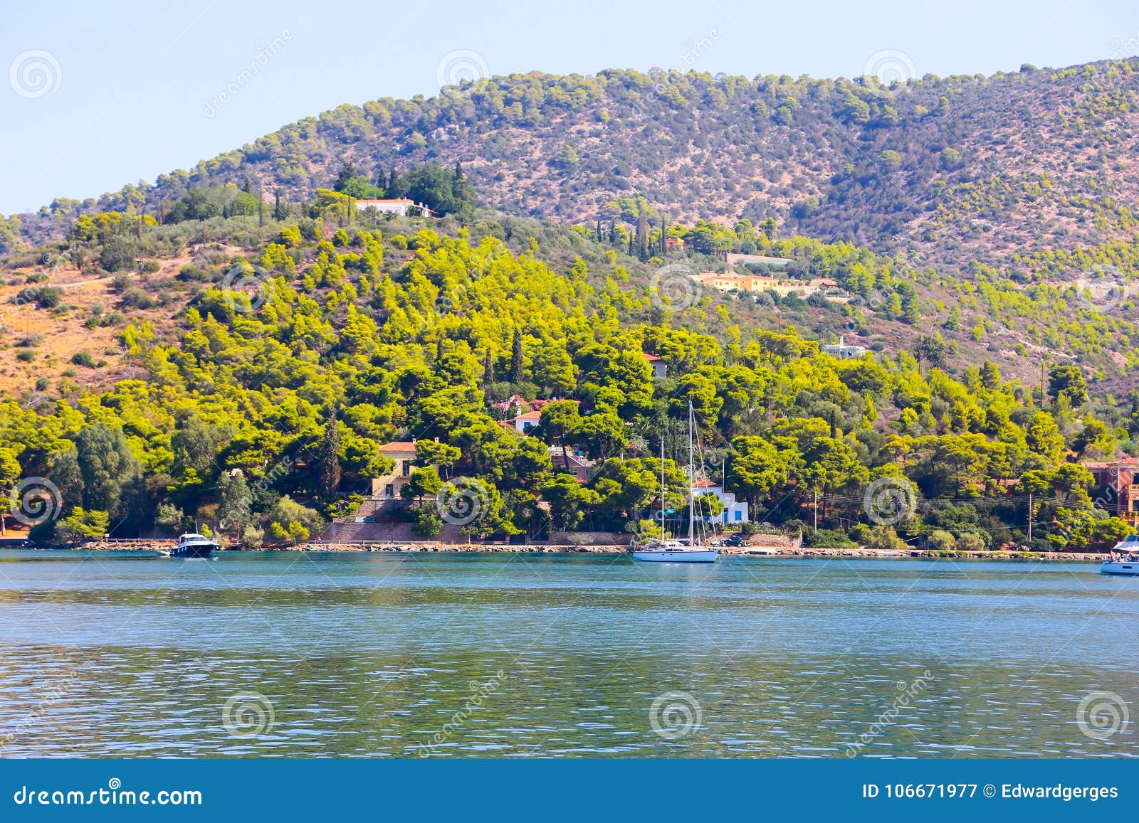 ISLA de Poros, GRECIA 13 de junio de 2015 muchos turistas que visitan y que hacen compras en la calle de mercado en ciudad vieja