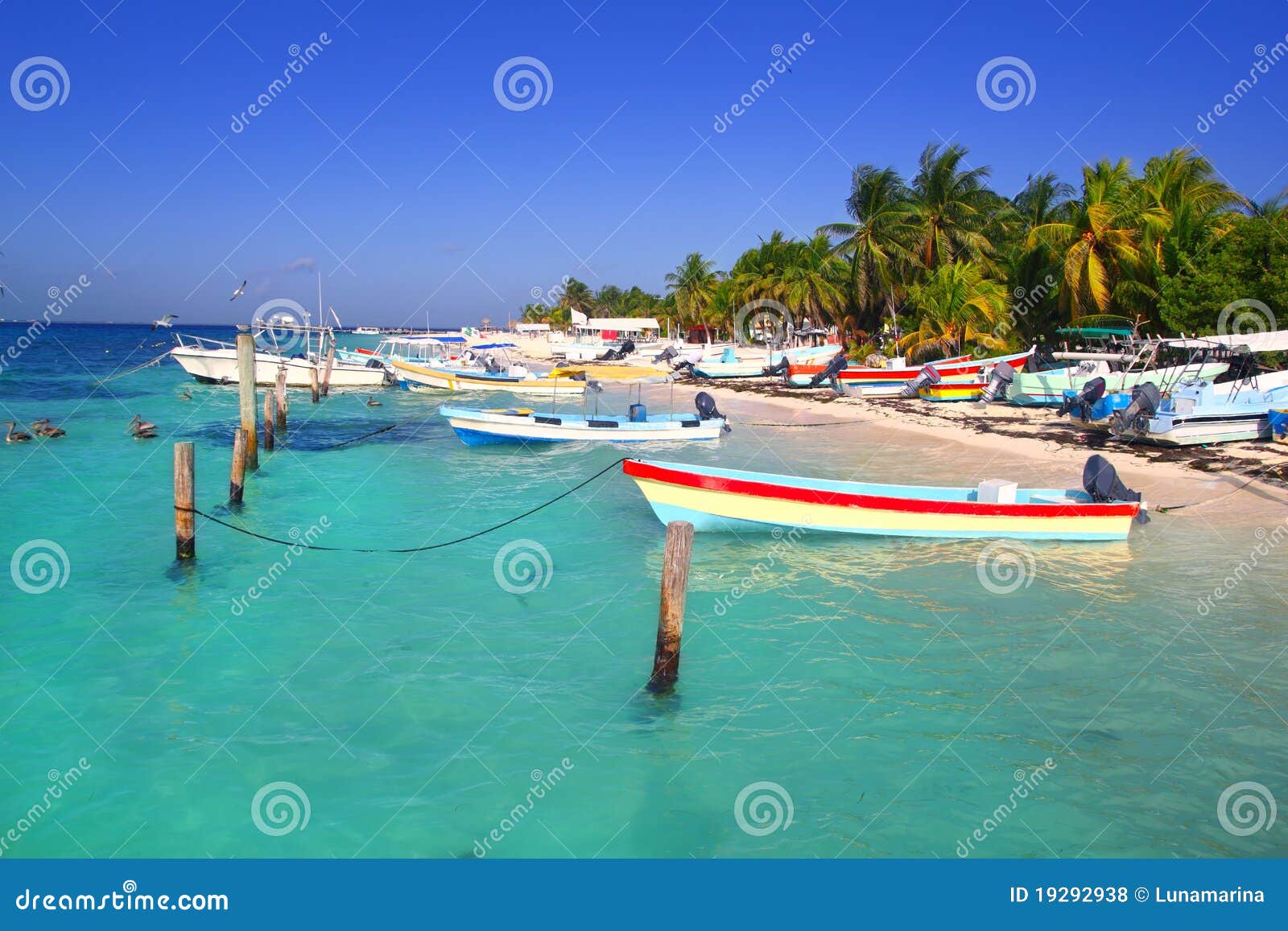 isla mujeres mexico boats turquoise caribbean sea