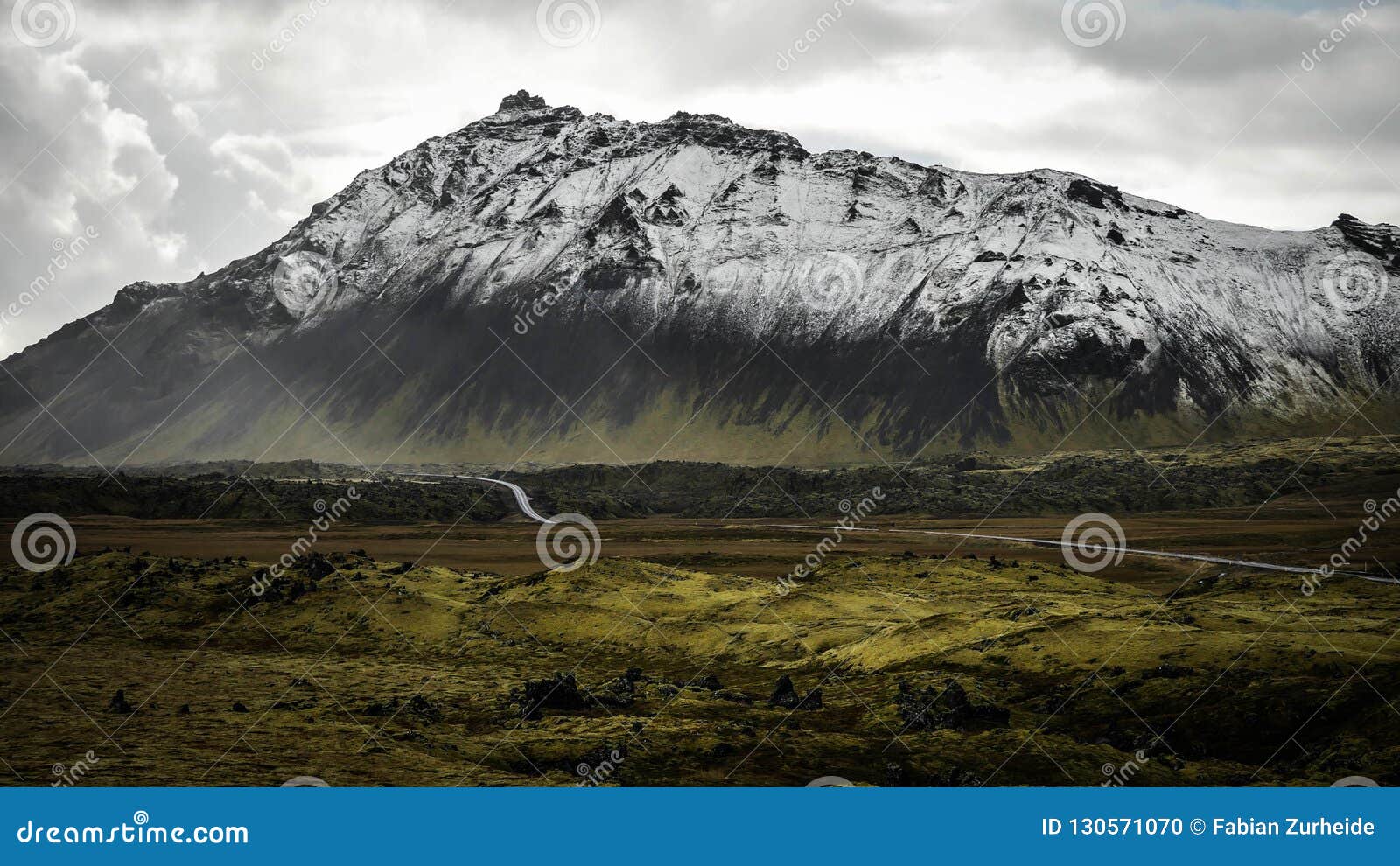 Island bergsikt. En härlig bergsikt på Island