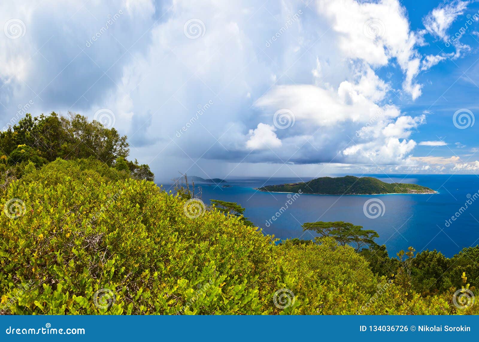 ekko Rodet befolkning Island in Ocean at Seychelles Stock Photo - Image of island, holiday:  134036726