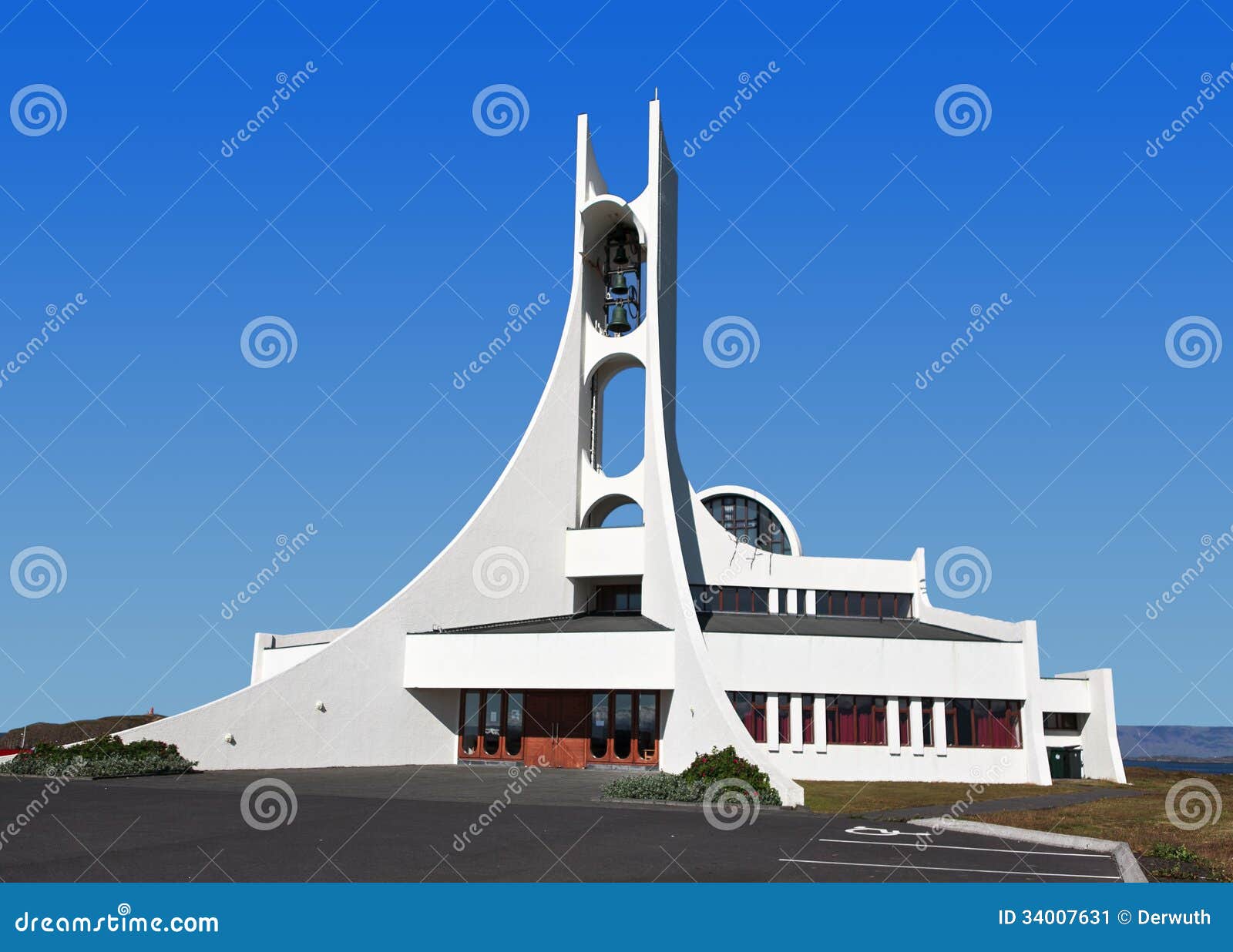 Islandzki kościół. Incelandic kościół na niebieskim niebie