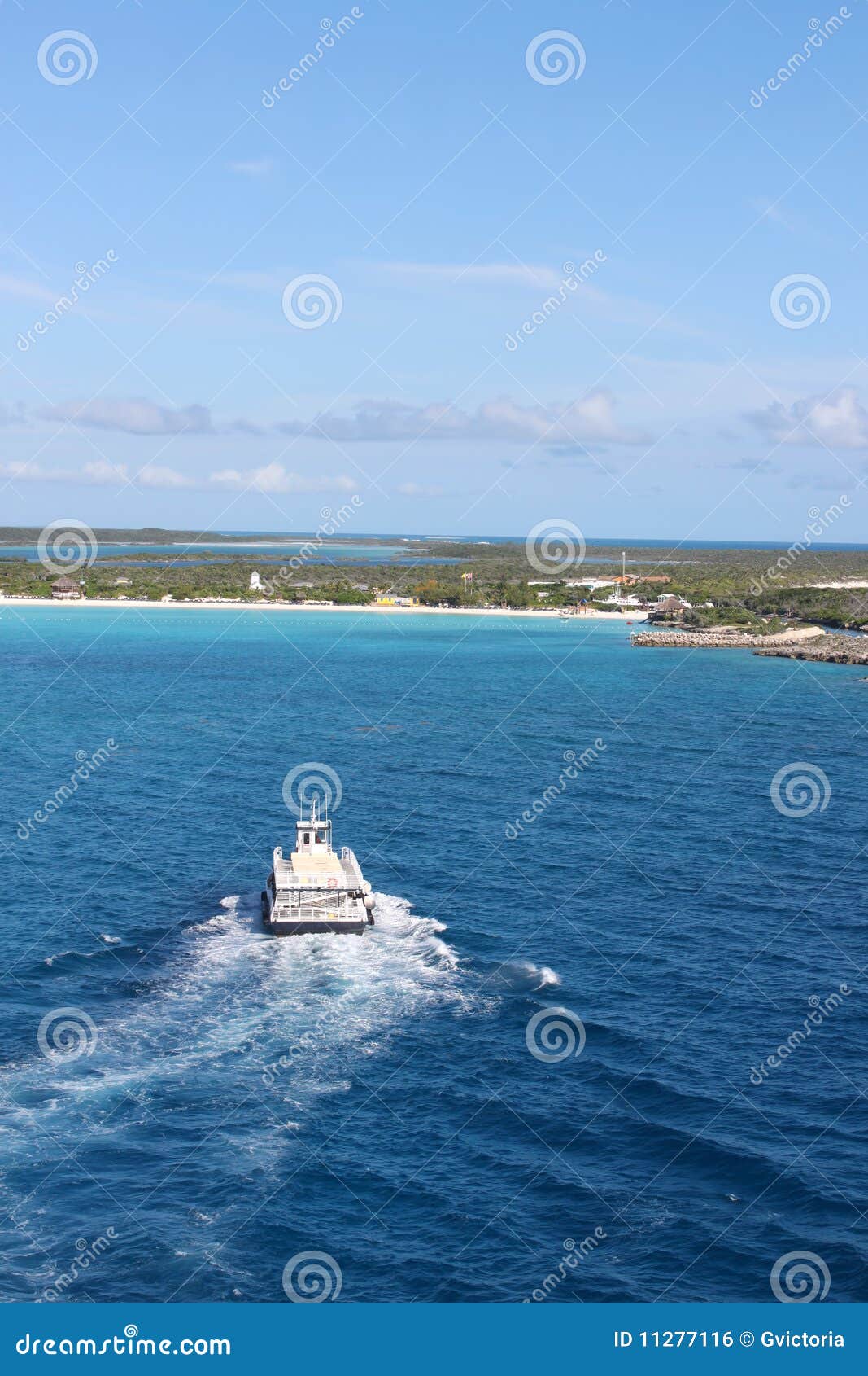 Vista de la playa en la isleta de la media luna en las Bahamas con la orilla inminente del barco