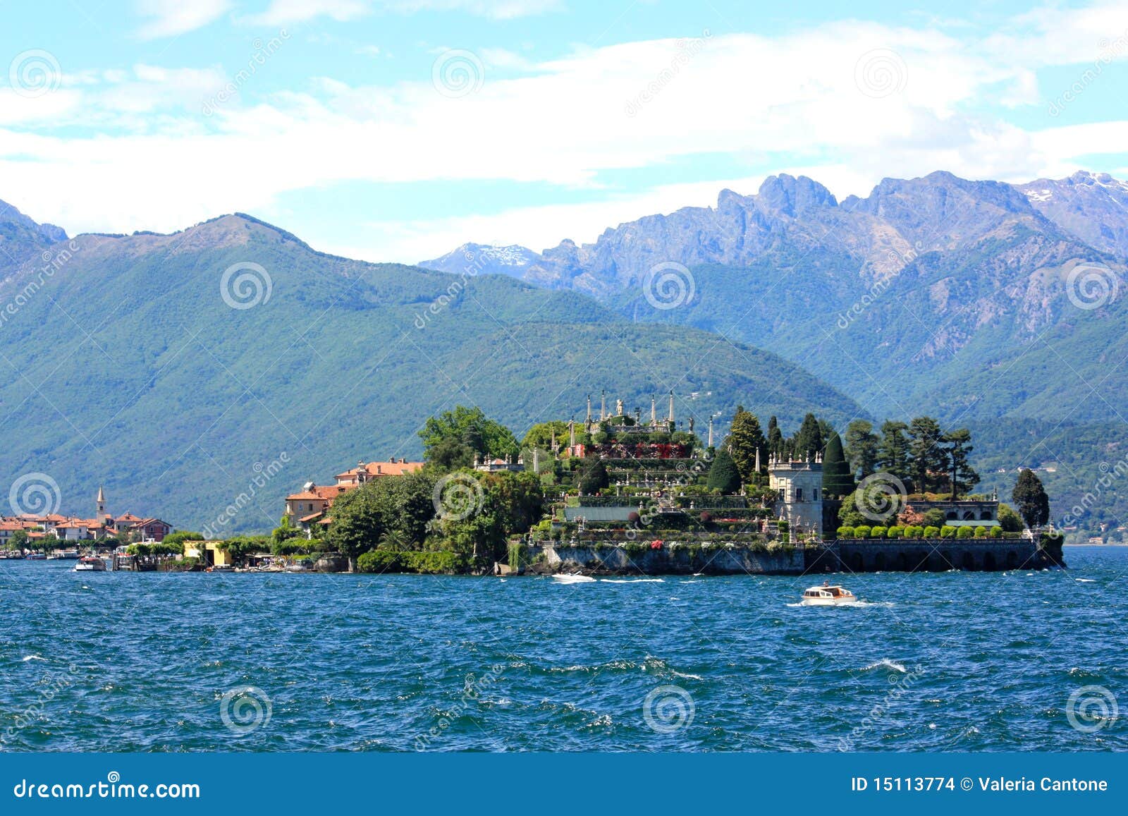 Isola Bella e lago Maggiore, Italy. Uma vista do Isola Bella, lago Maggiore, Stresa, Italy do norte. No fundo o console dos pescadores