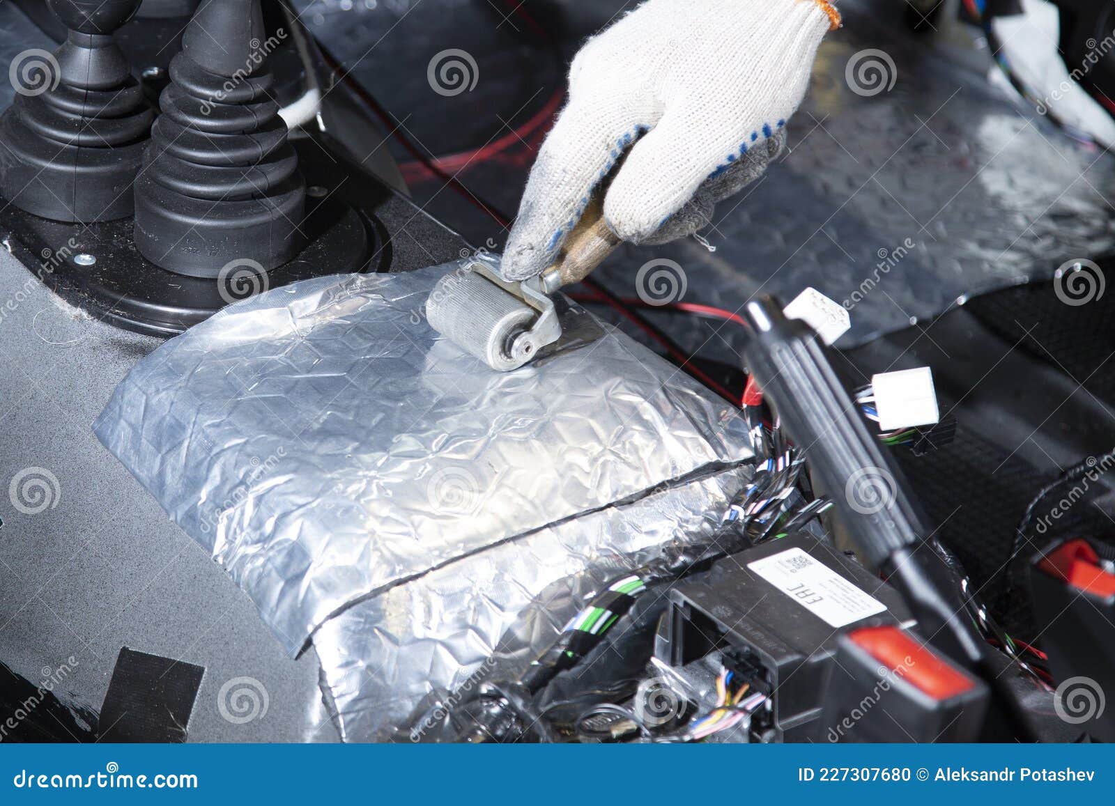 Isolation Acoustique De La Voiture. Installation De Matériaux D'isolation  Acoustique Sur La Voiture Photo stock - Image du isolement, désassemblé:  227307680