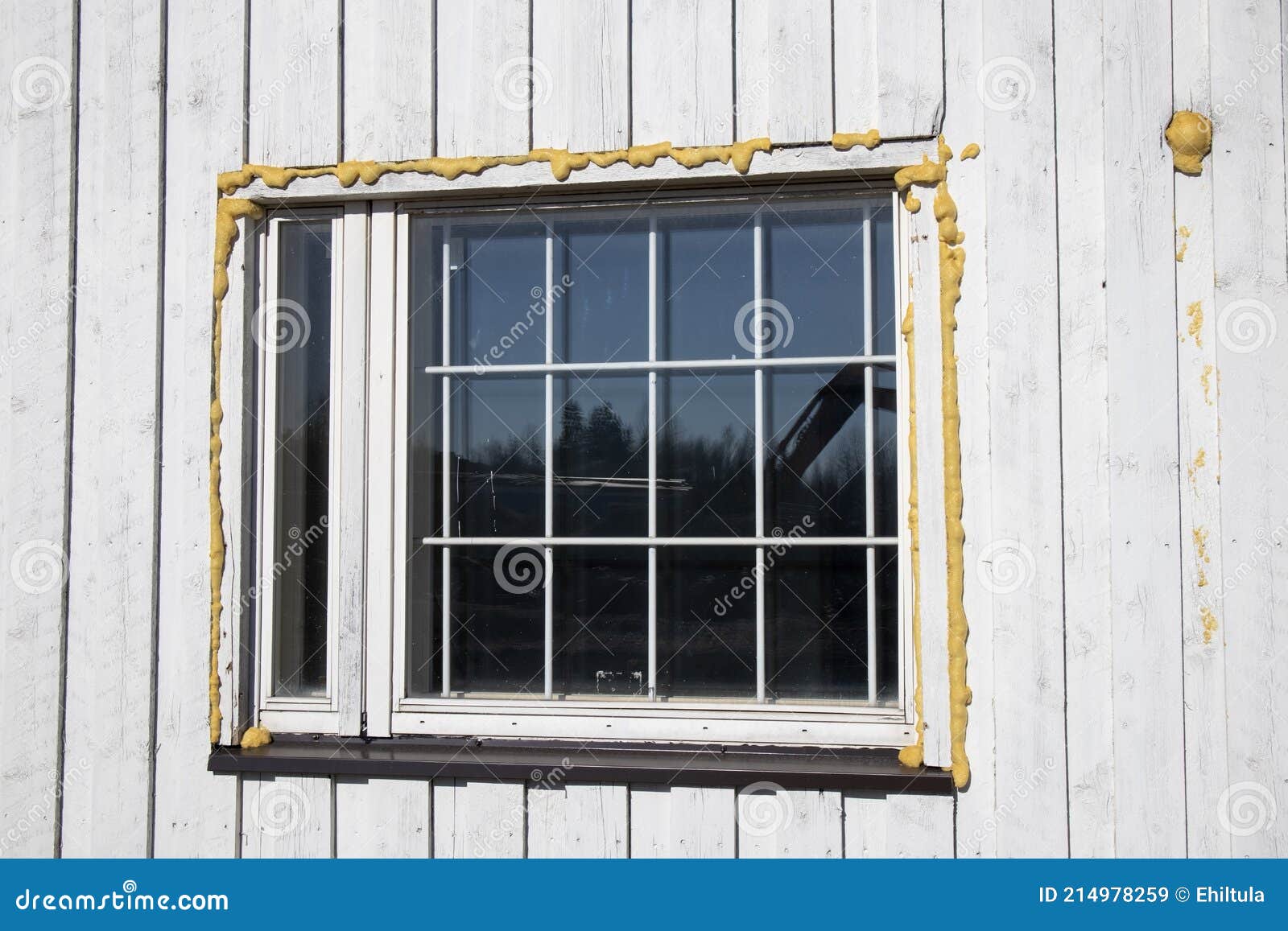 Isolation De Fenêtre Avec Mousse De Polyuréthane Image stock