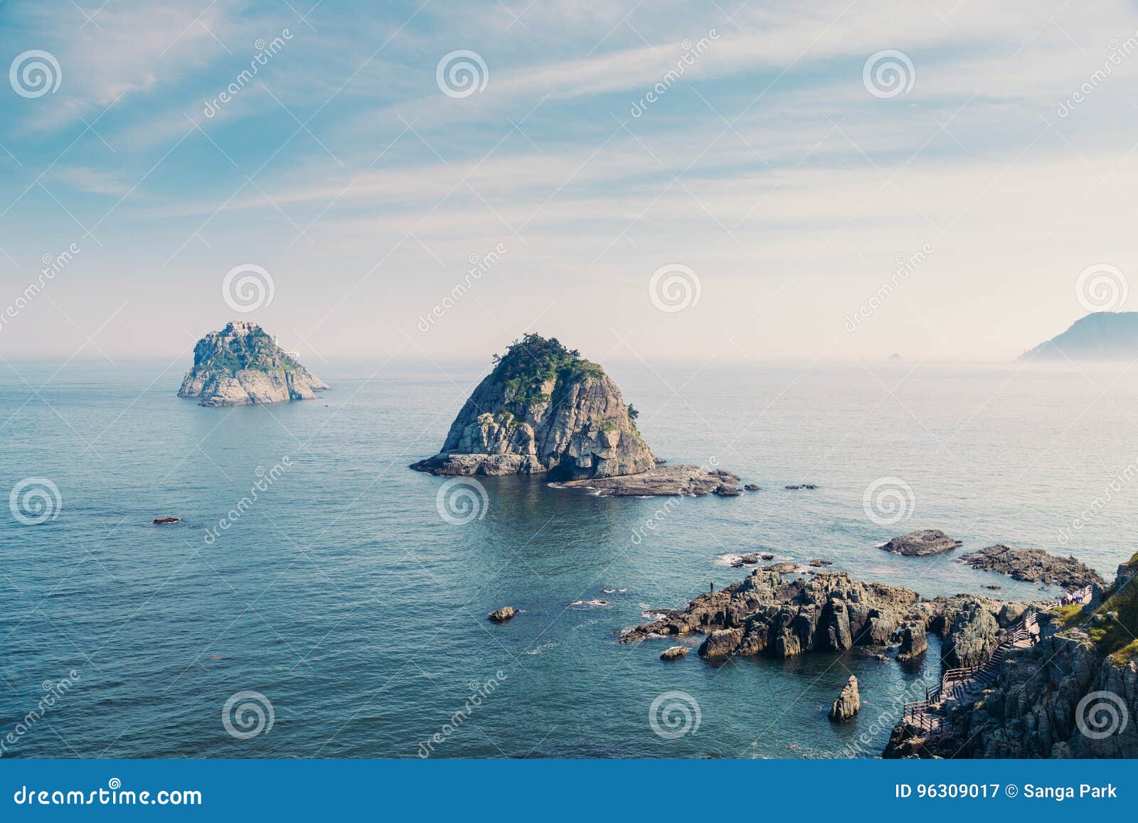 Isole di Oryukdo con l'oceano blu a Busan, Corea. Isole di Oryukdo con l'oceano blu in Corea